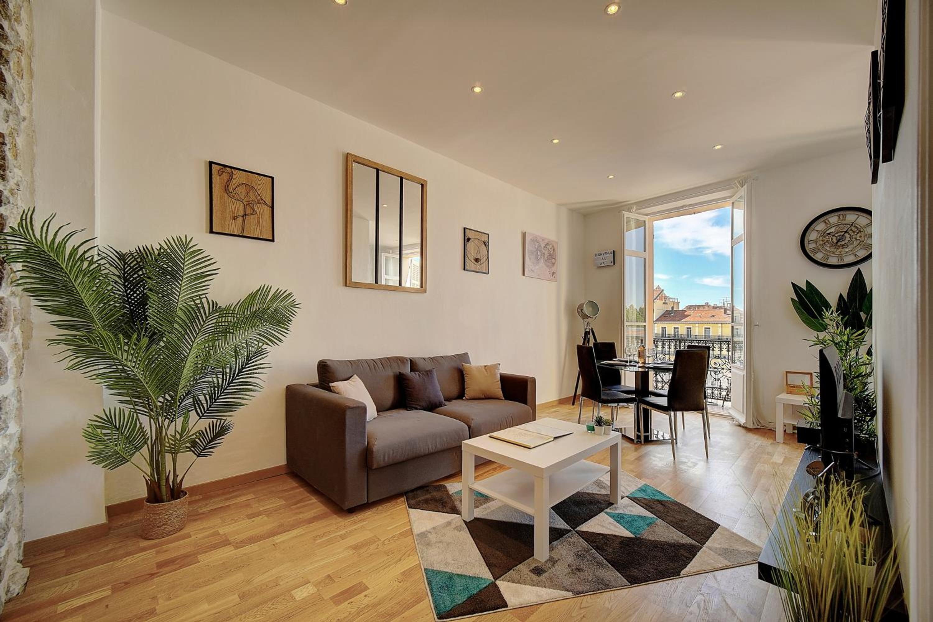 Le ART casa de vacaciones en Cannes — hotel room