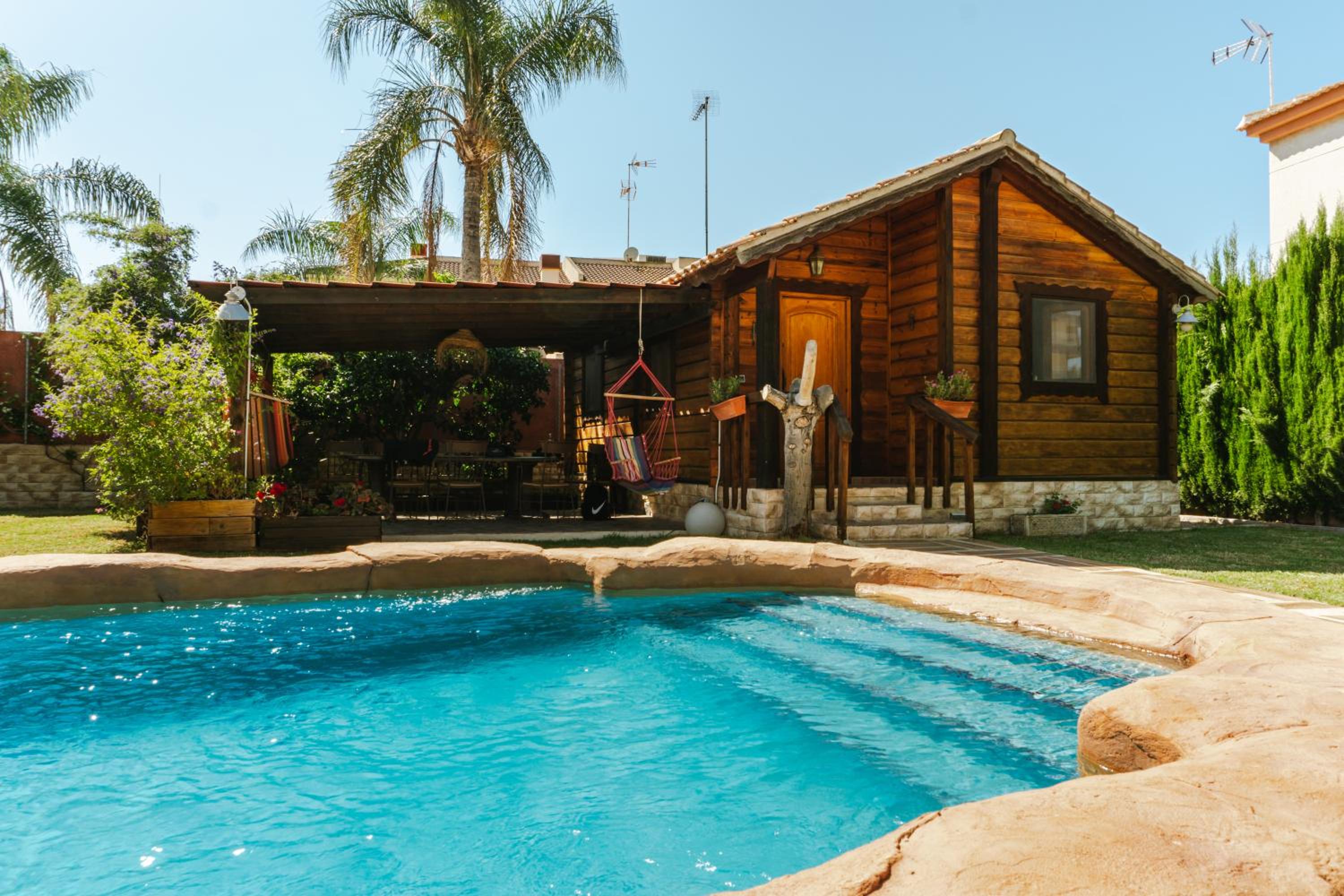 Casa de madera con piscina privada view 2