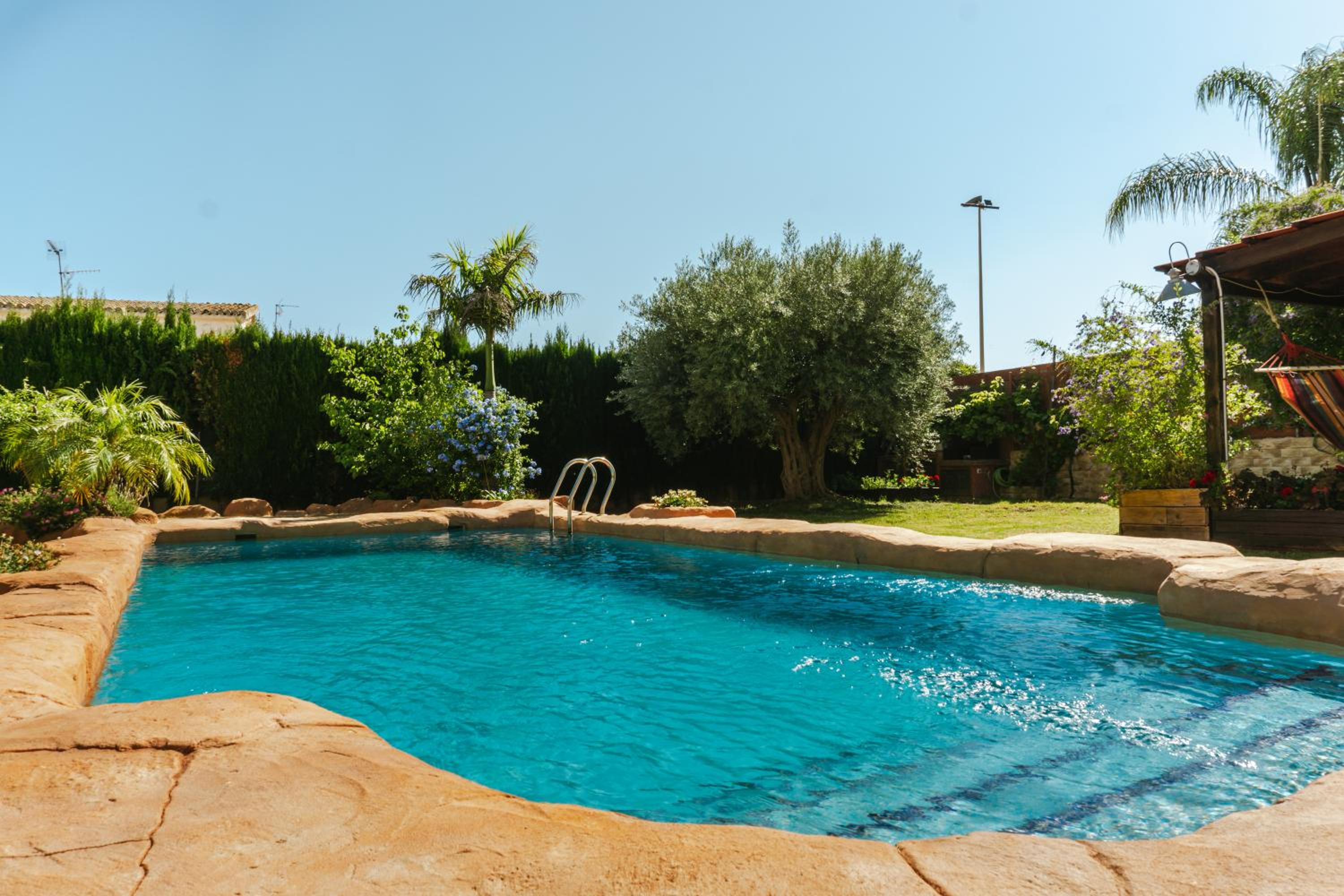 Casa de madera con piscina privada view 3