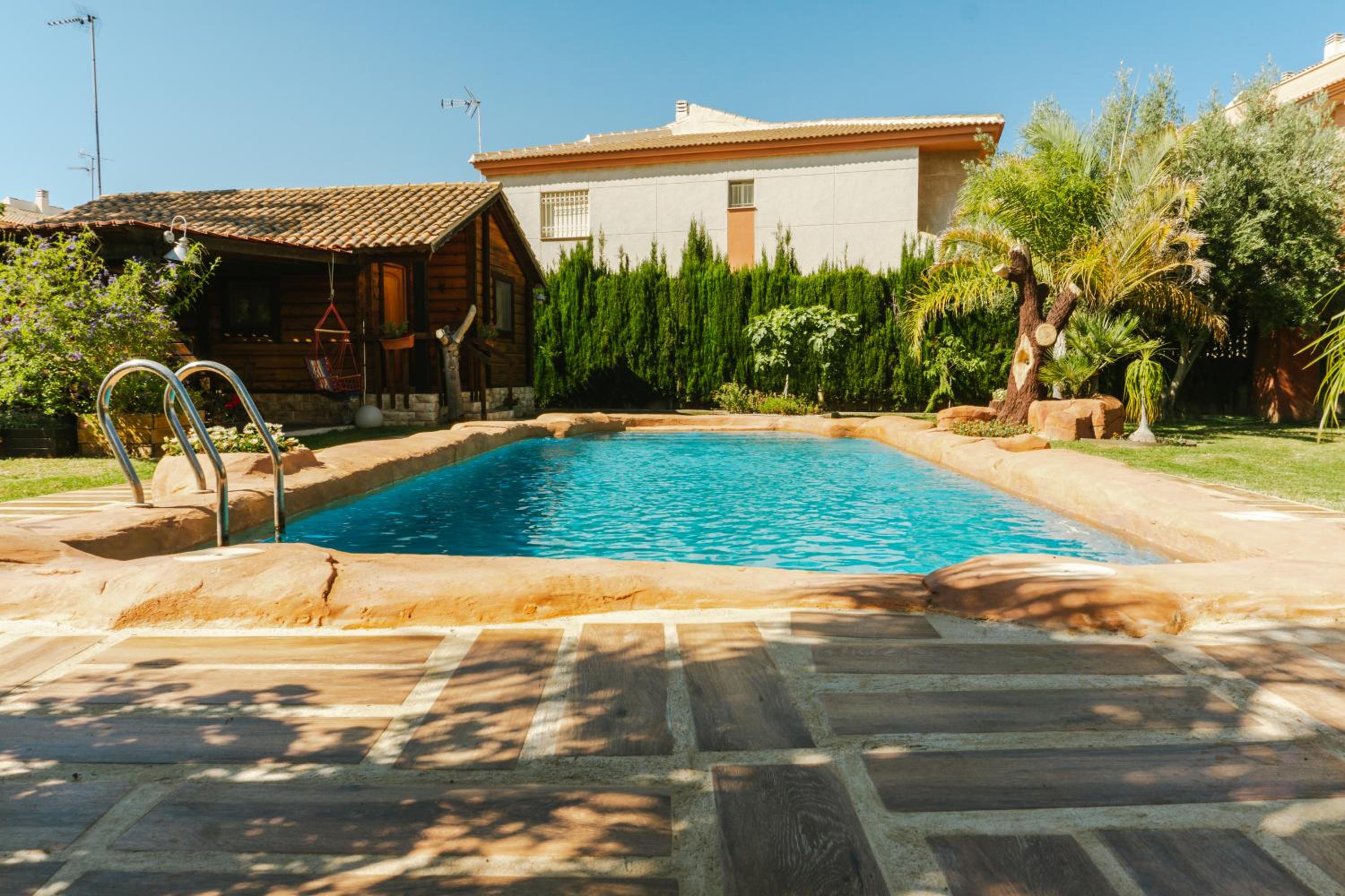 Casa de madera con piscina privada view 5