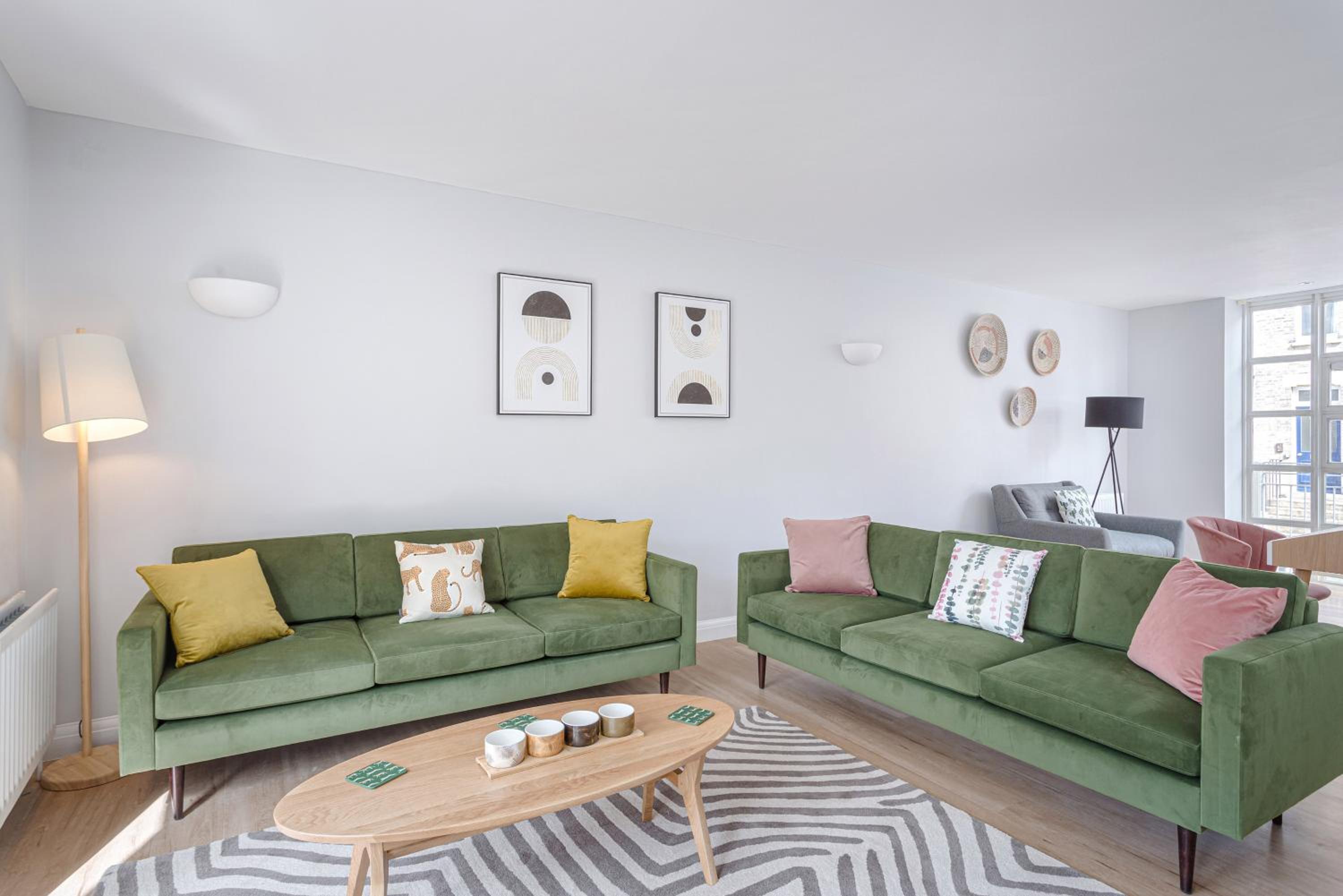 3 Bedroom Jesus Green Townhouse with Parking