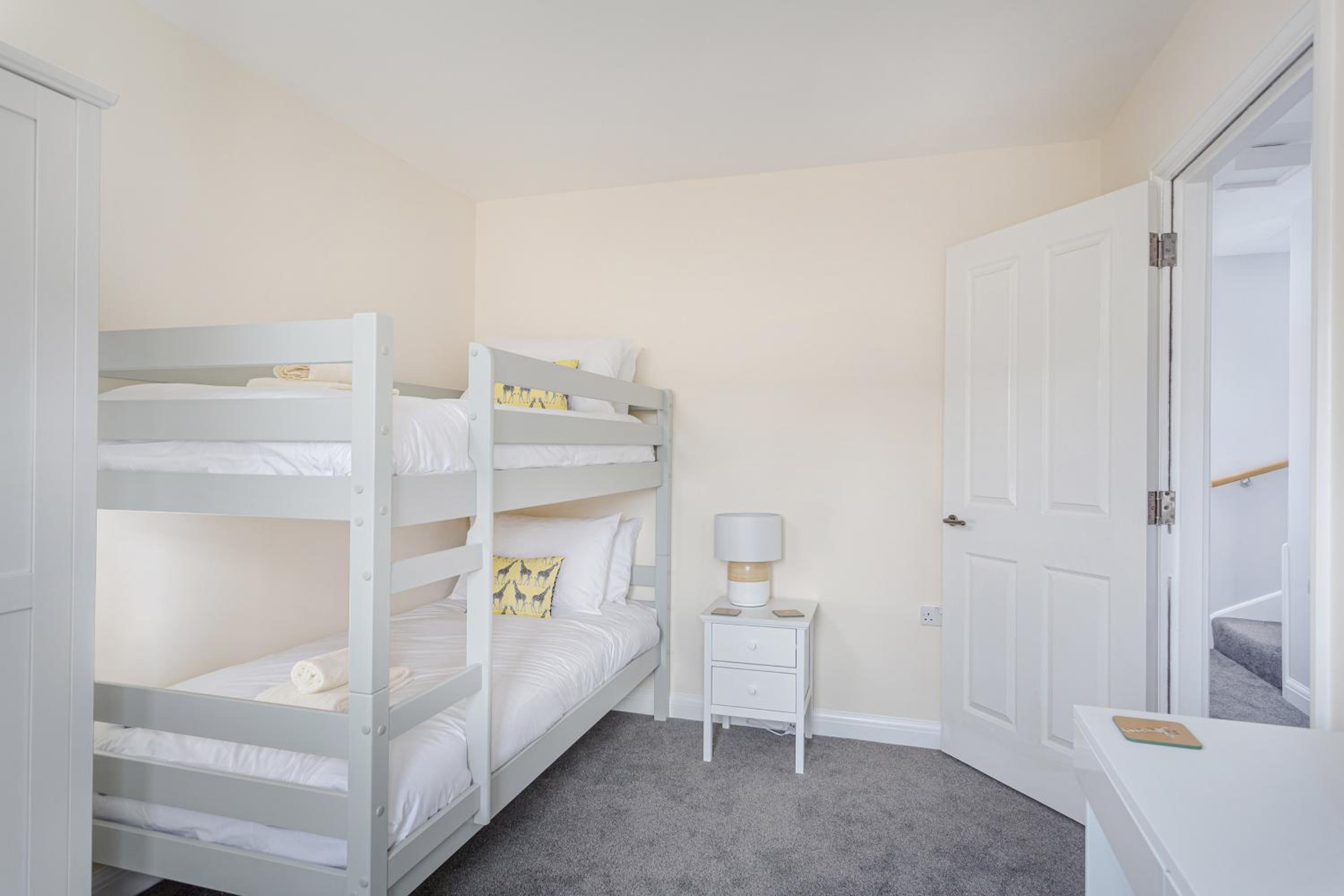 3 Bedroom Jesus Green Townhouse with Parking