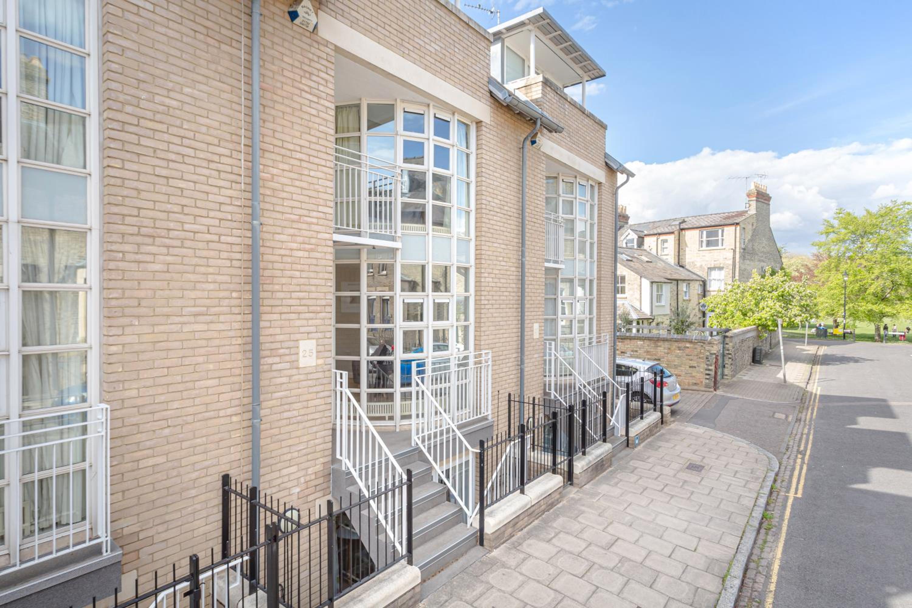 3 Bedroom Jesus Green Townhouse with Parking
