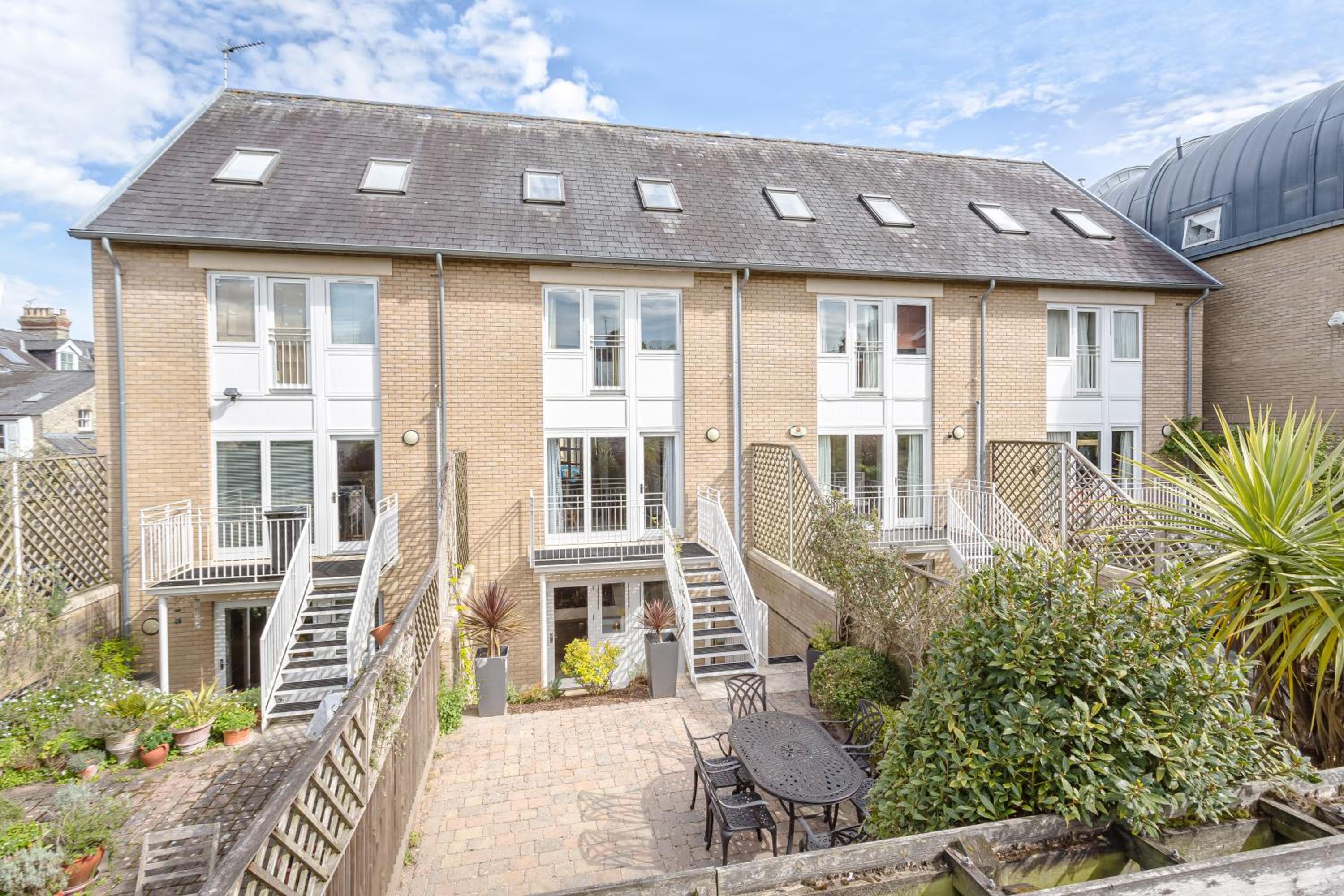 3 Bedroom Jesus Green Townhouse with Parking