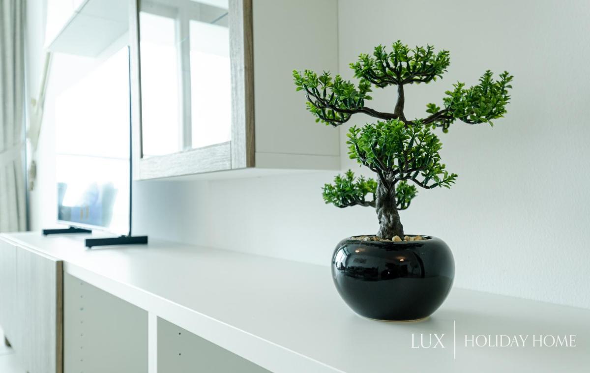 LUX Opulent Island Suite 6 Burj View