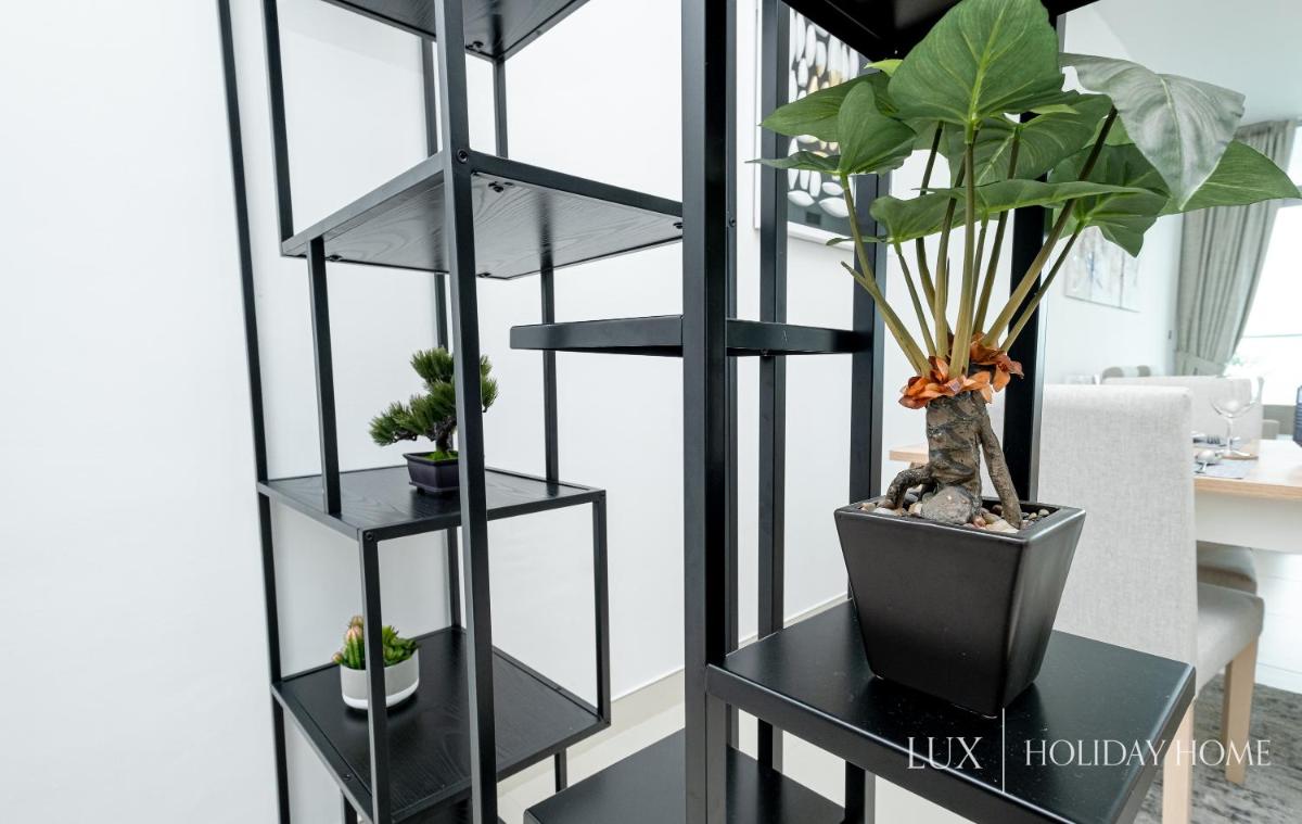 LUX Opulent Island Suite 6 Burj View