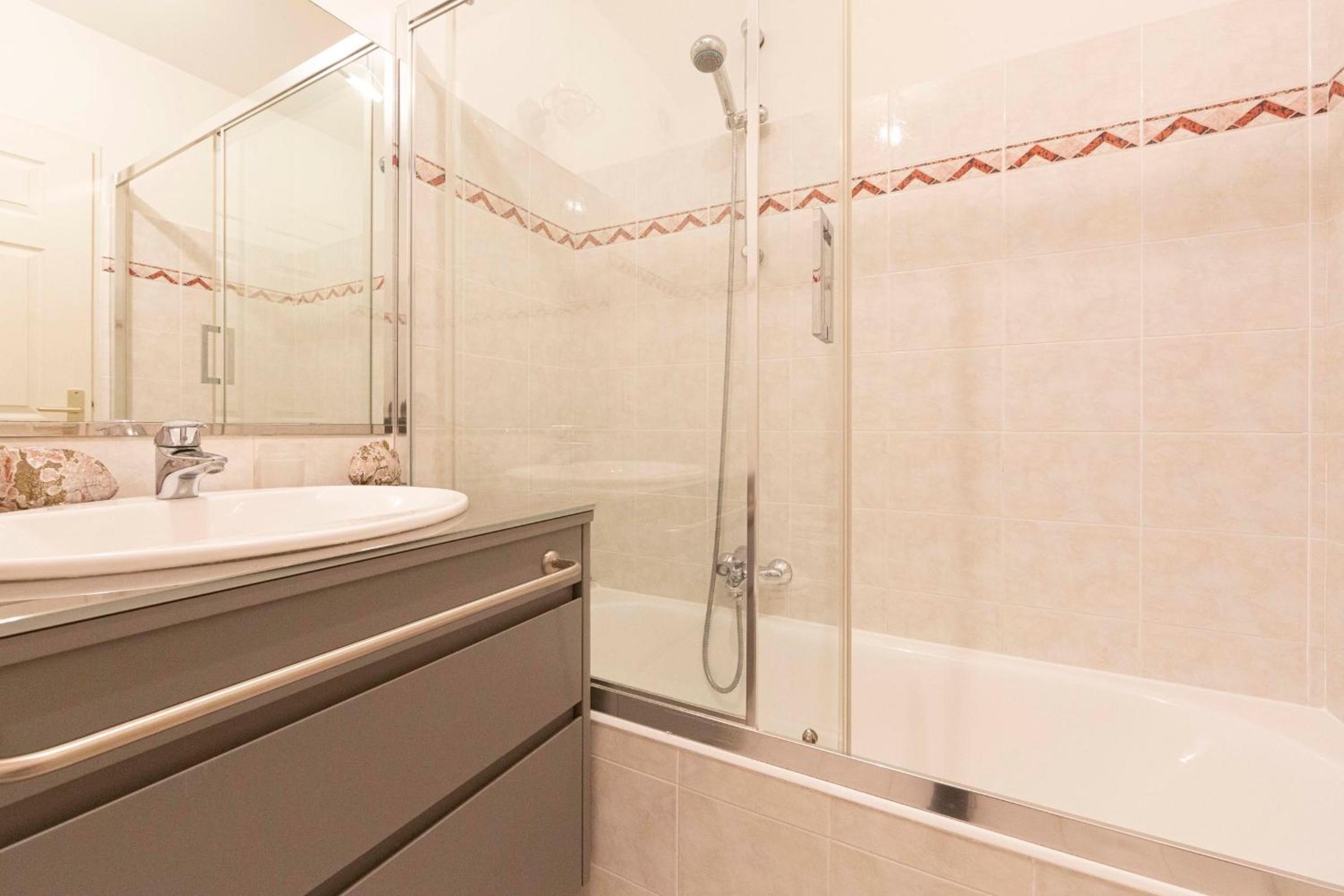 Apartment 2 bedrooms 2 bathrooms clear view in Palm beach area view 5