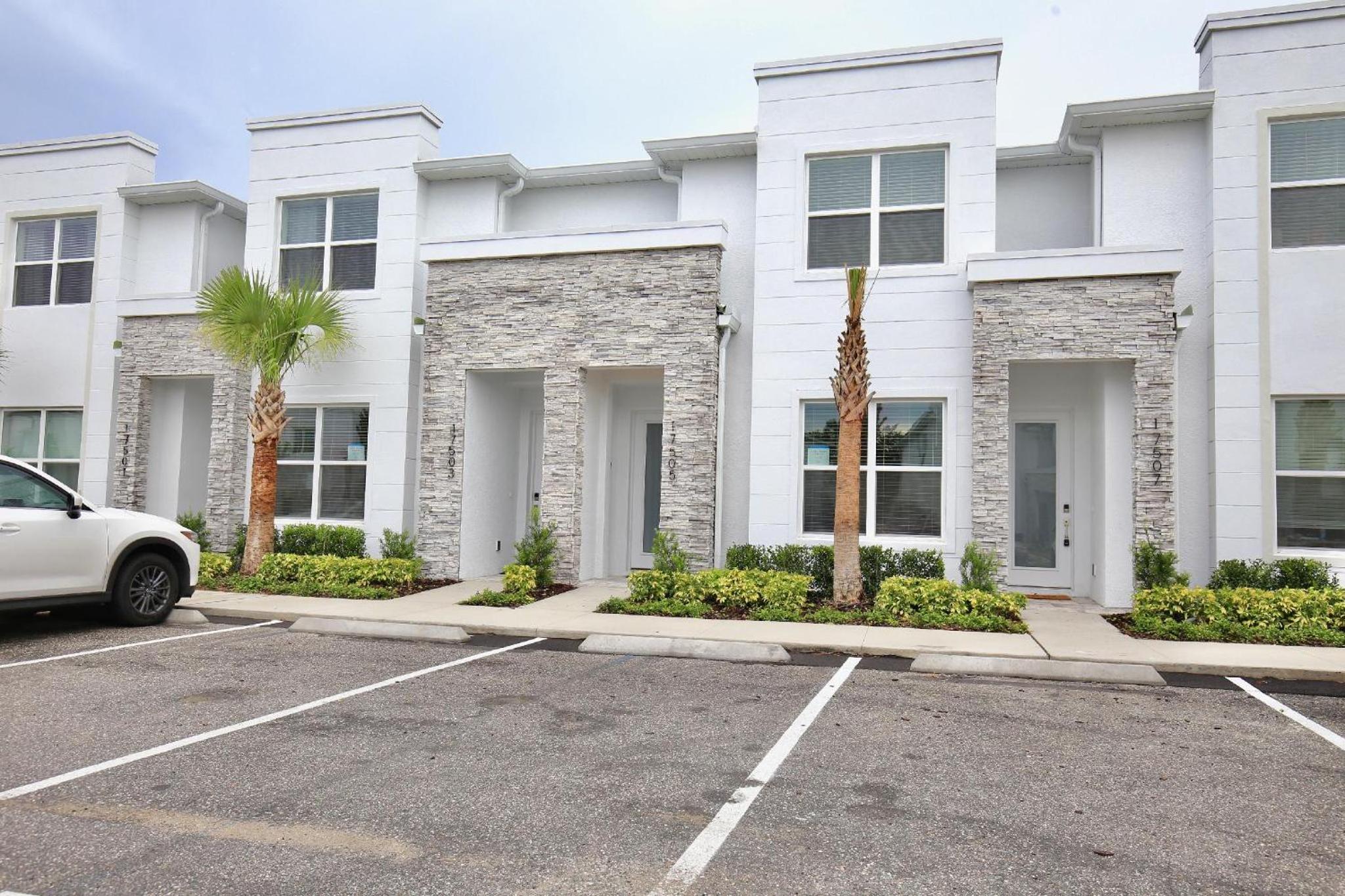 High luxury 3 bedroomloft townhouse in Hidden Forest, with private pool!