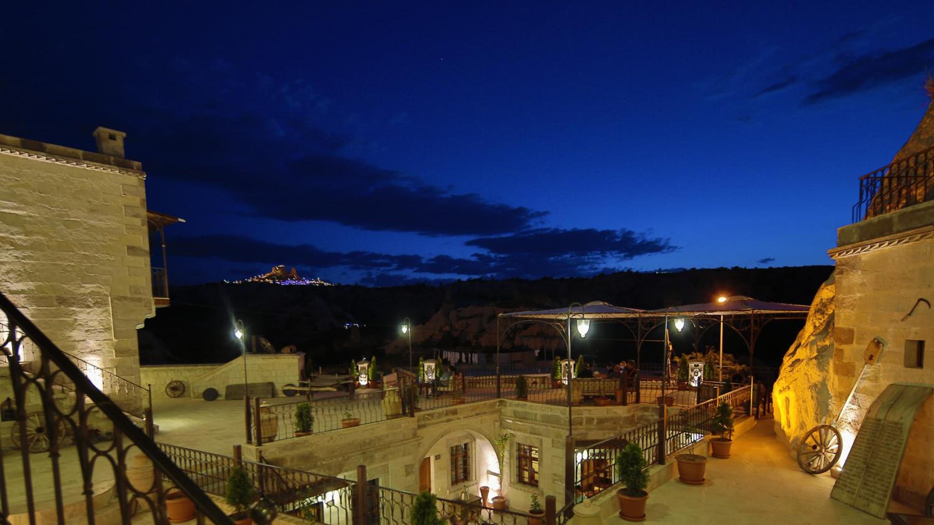Harman Cave Hotel - Image 15