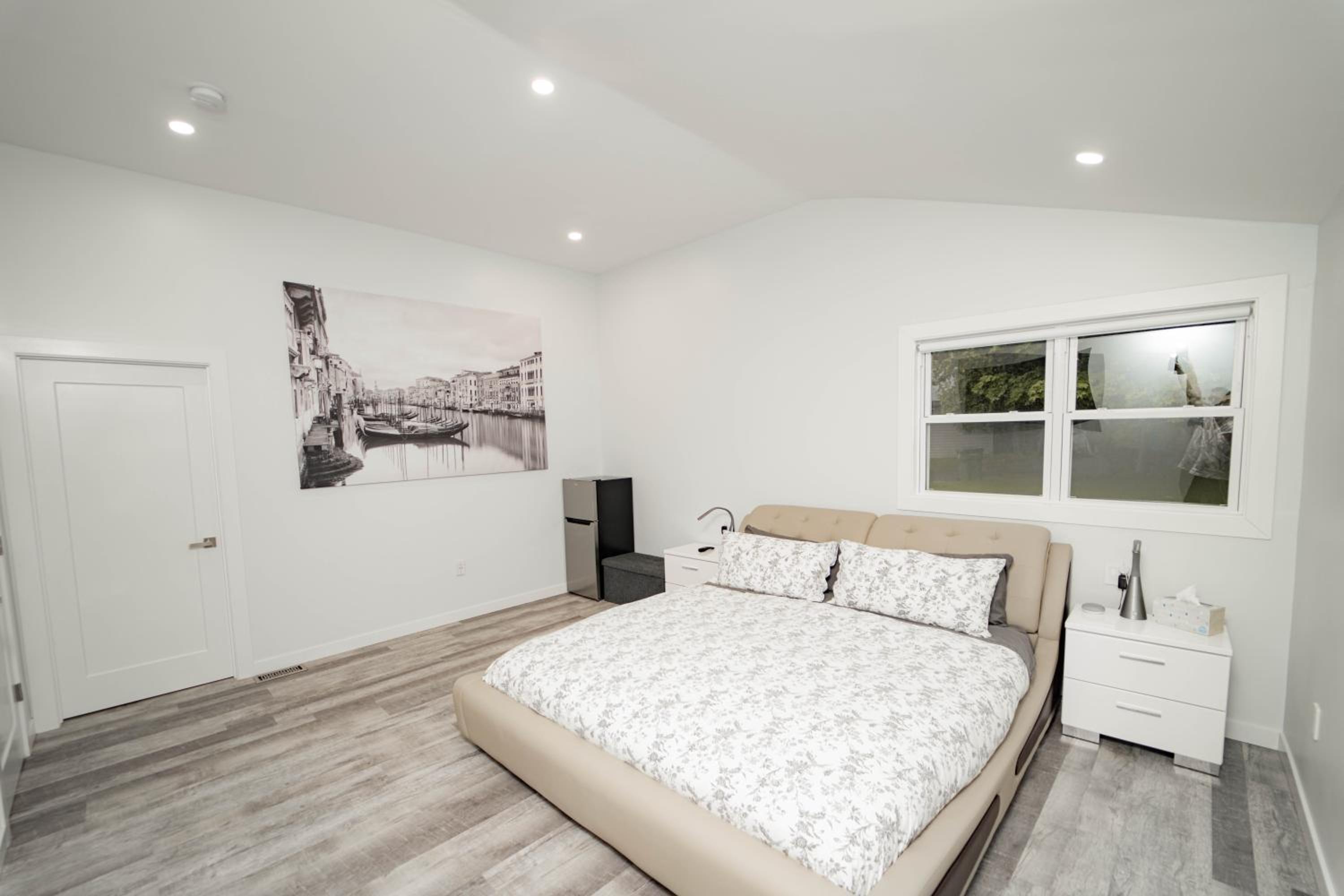 Modern home with a private Heated pool and jacuzzi view 5