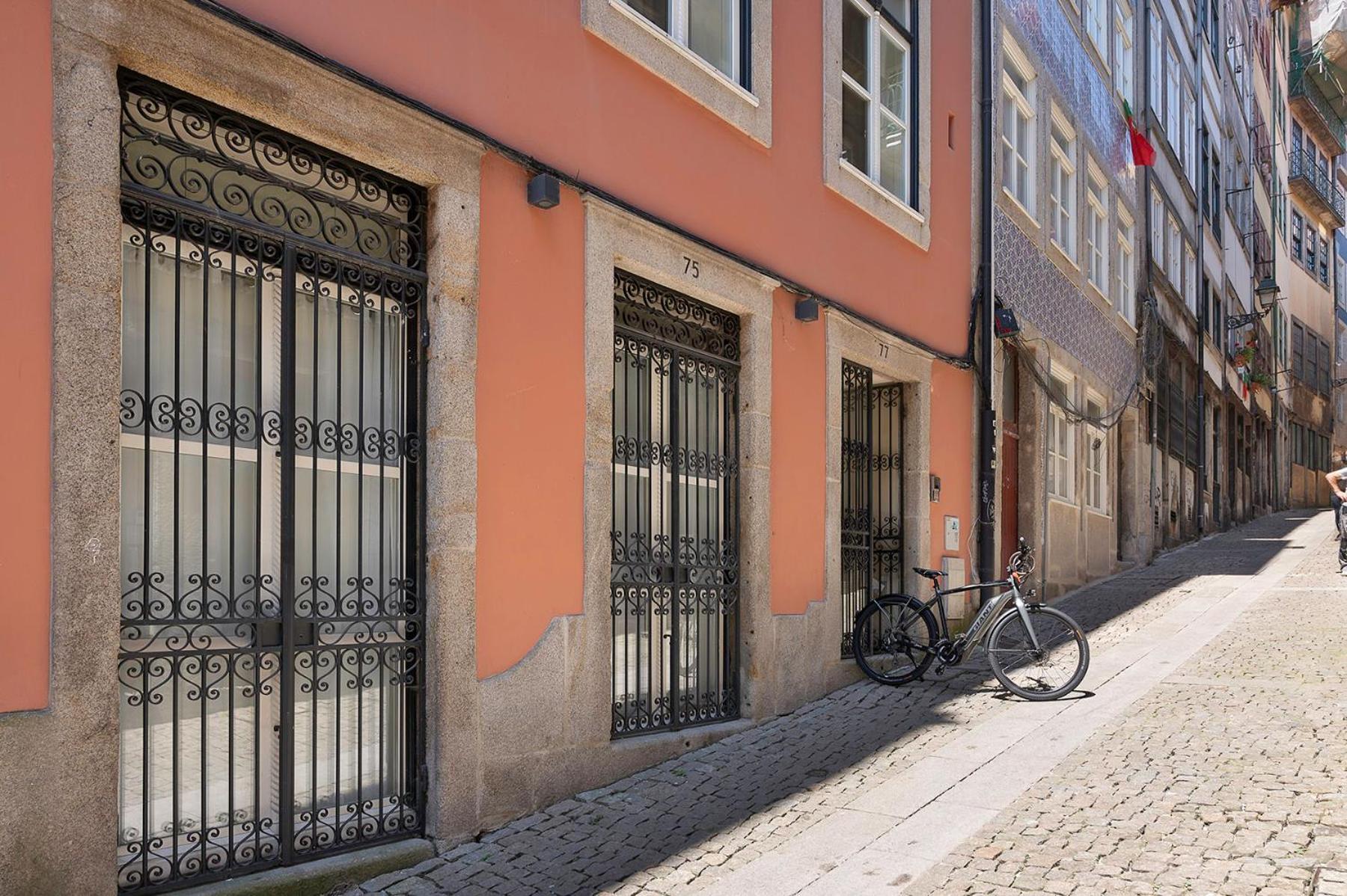 Ribeira Trendy Flat in Medieval Mercadores Street view 3