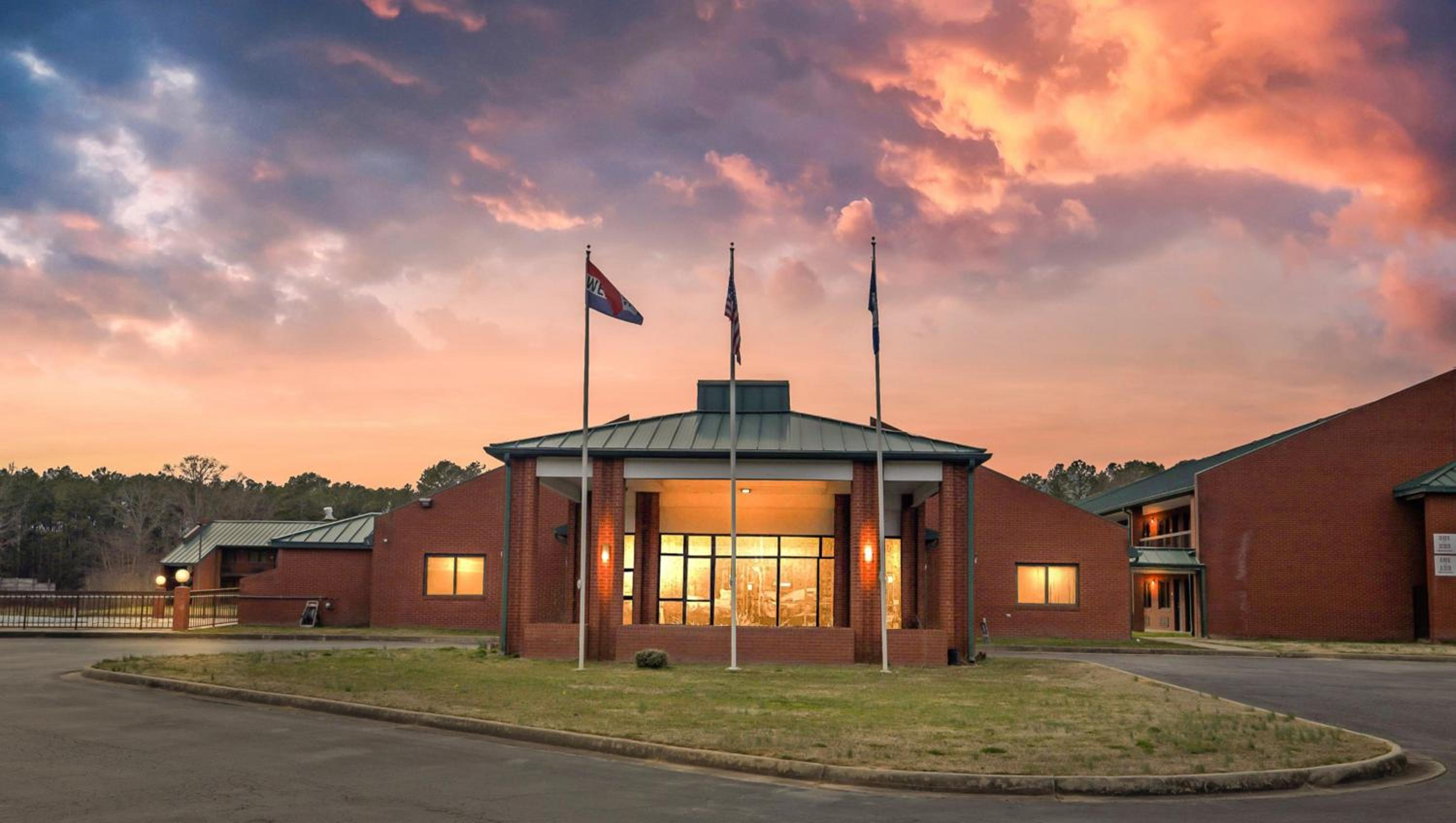 Roanoke Rapids Vacations - Studios and Suites 4 Less Emporia - Property Image 1