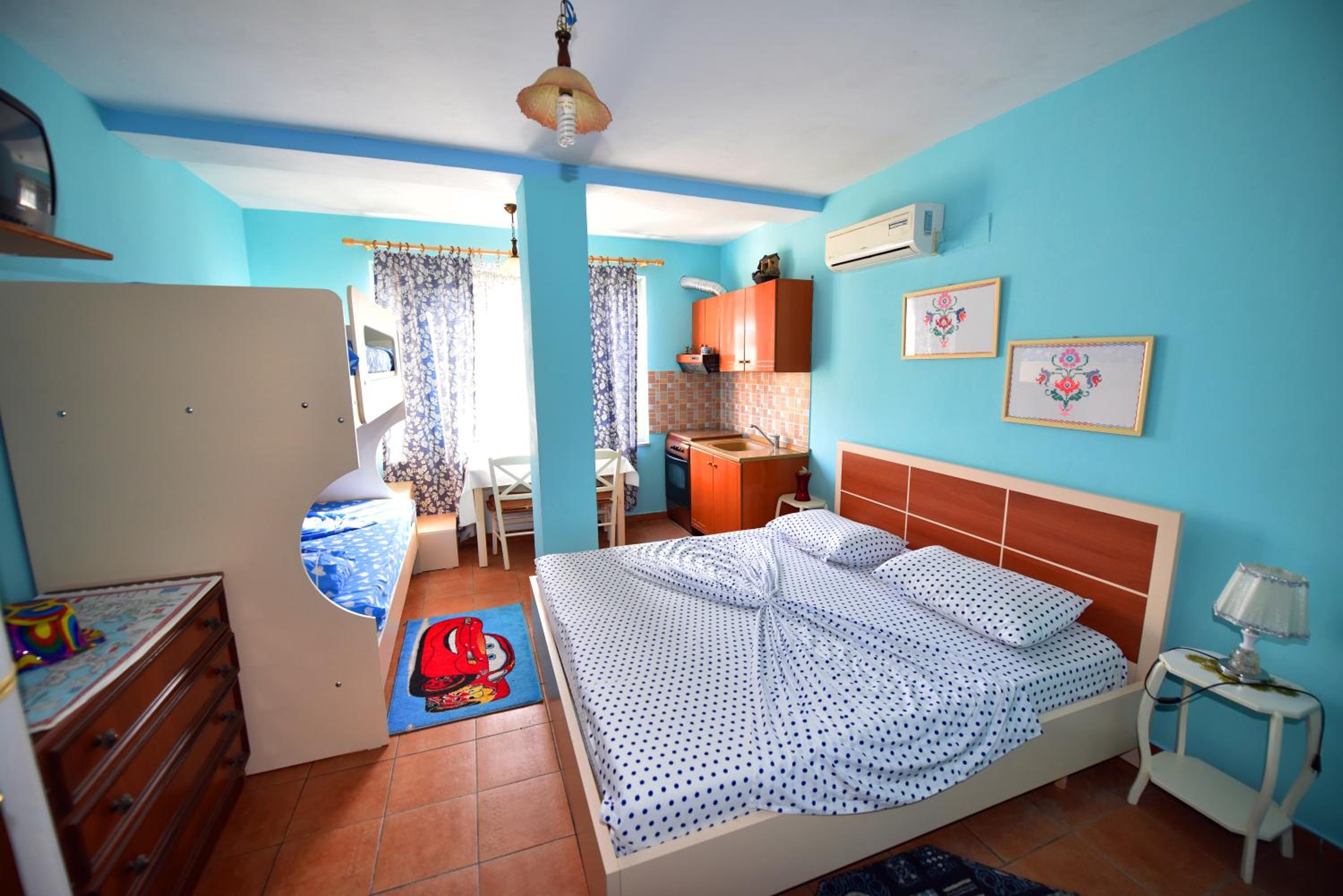 Lovely Apartment w/ AC + Bath. + Kitchen + Parking and Garden