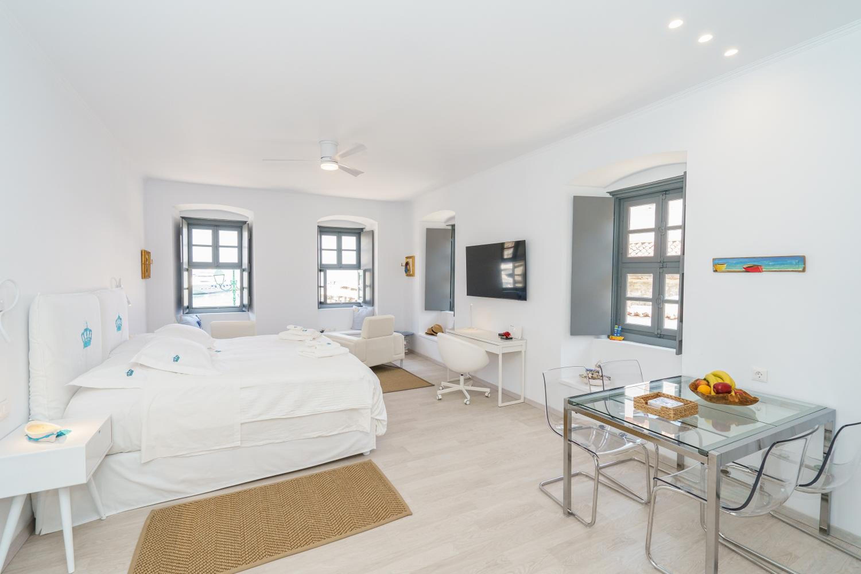 My Crown Suite, Hydra port view 3