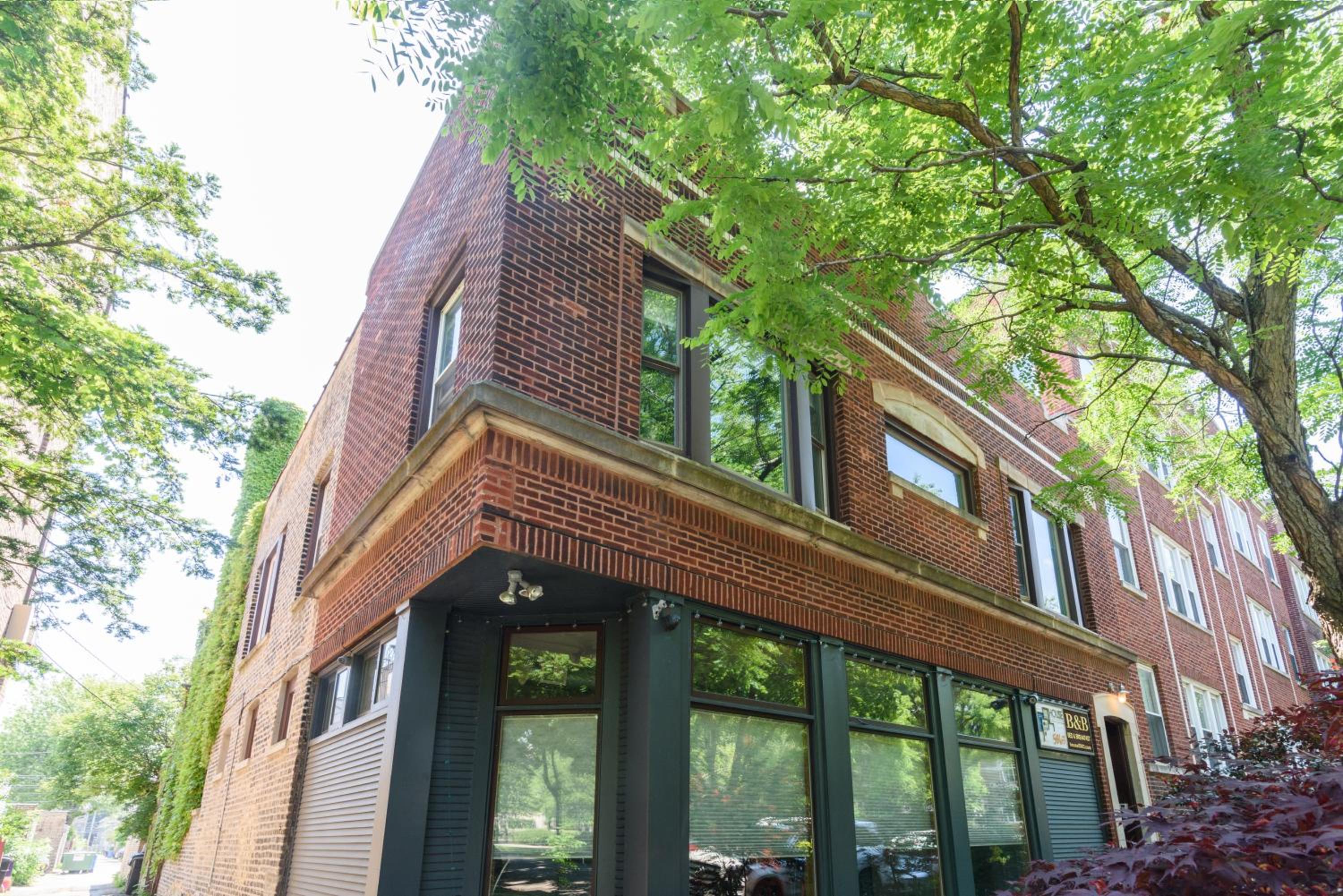 House 5863- Chicago's Premier Bed and Breakfast - Image 2