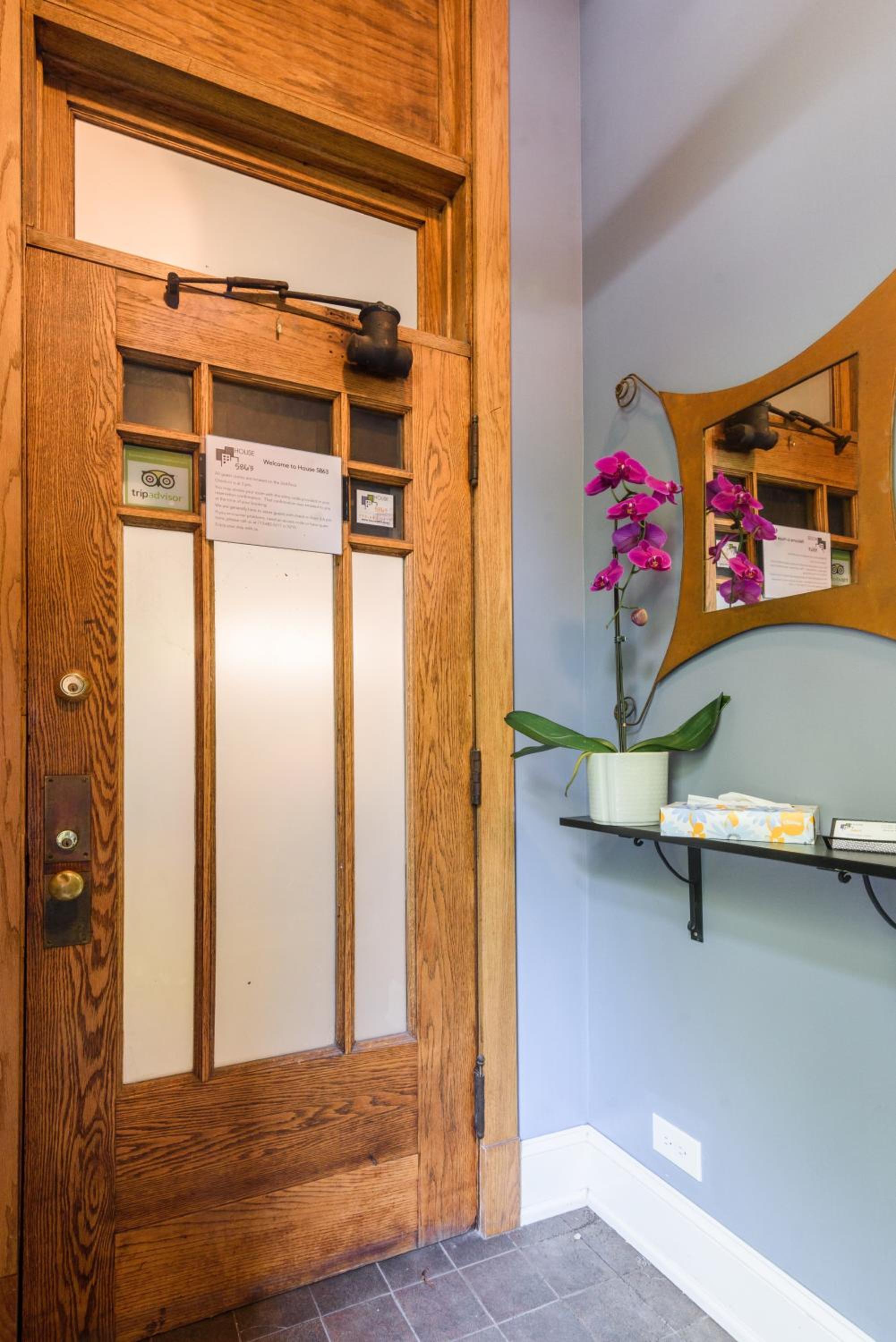 House 5863- Chicago's Premier Bed and Breakfast - Image 4