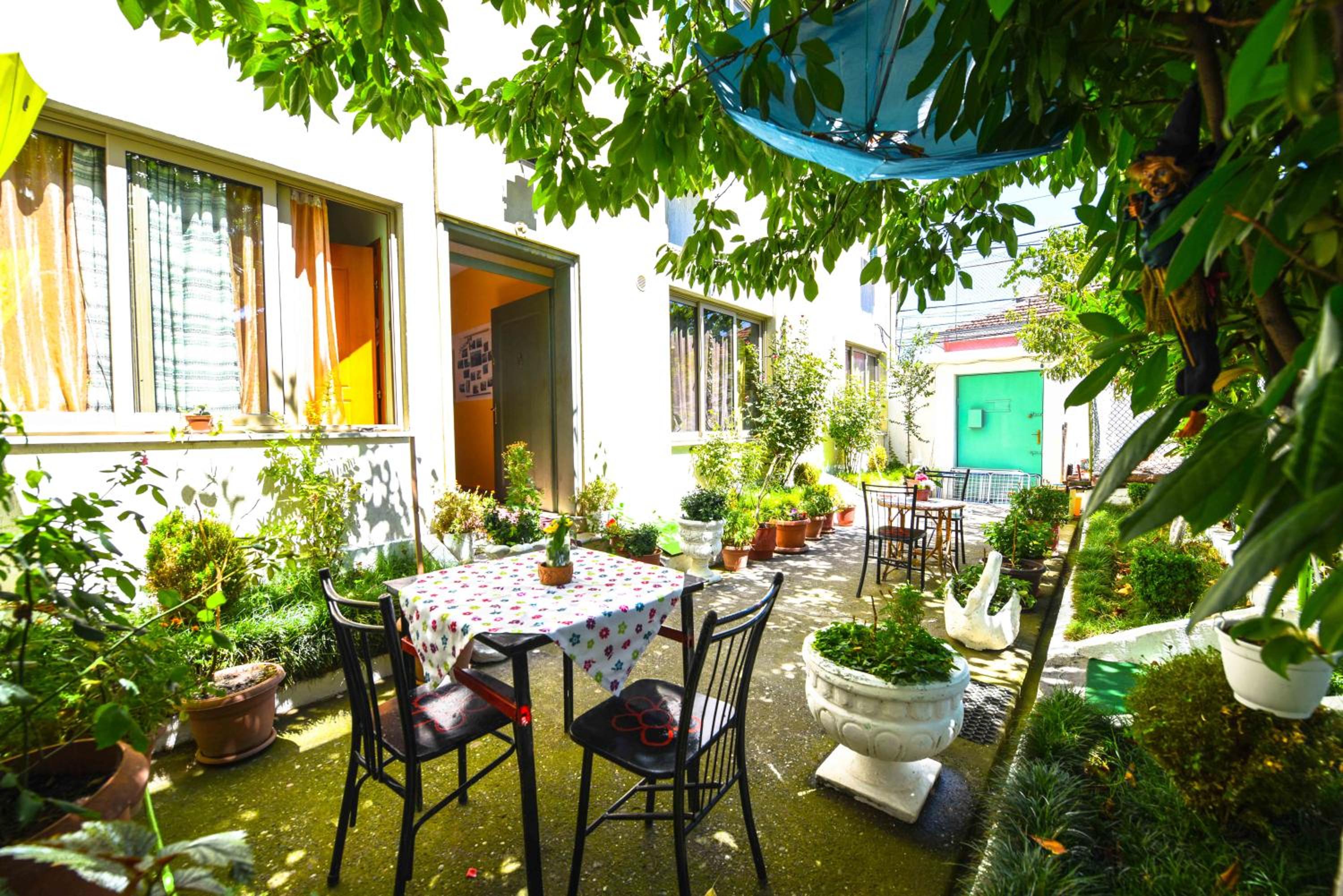 Lovely Apartment w/ AC + Bath. + Kitchen + Parking and Garden