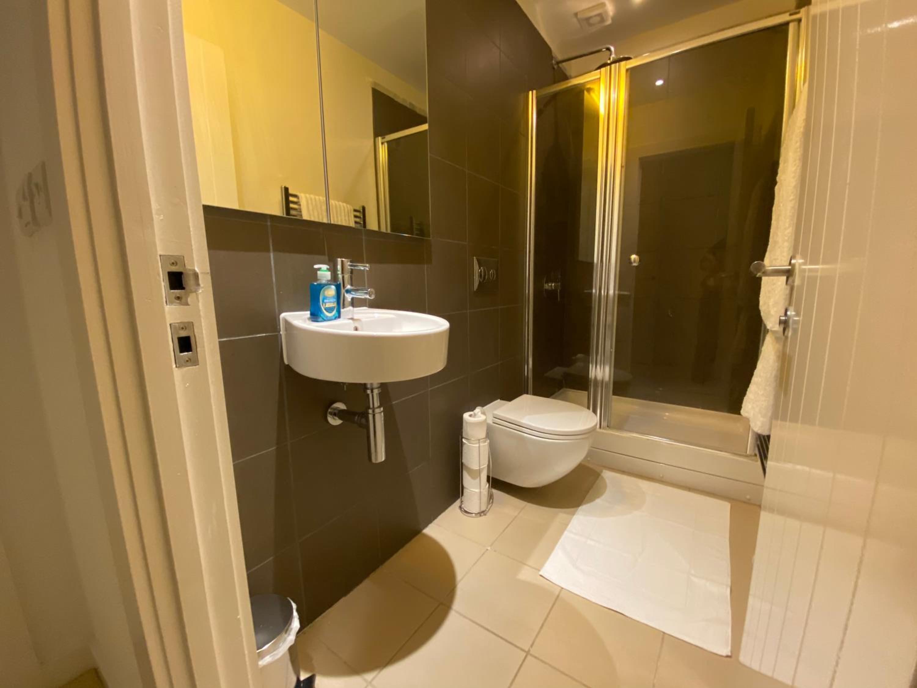 Central, modern and peaceful, lovely Cathedral views, two-bed apartment with 40" smart TV & free onsite parking view 2