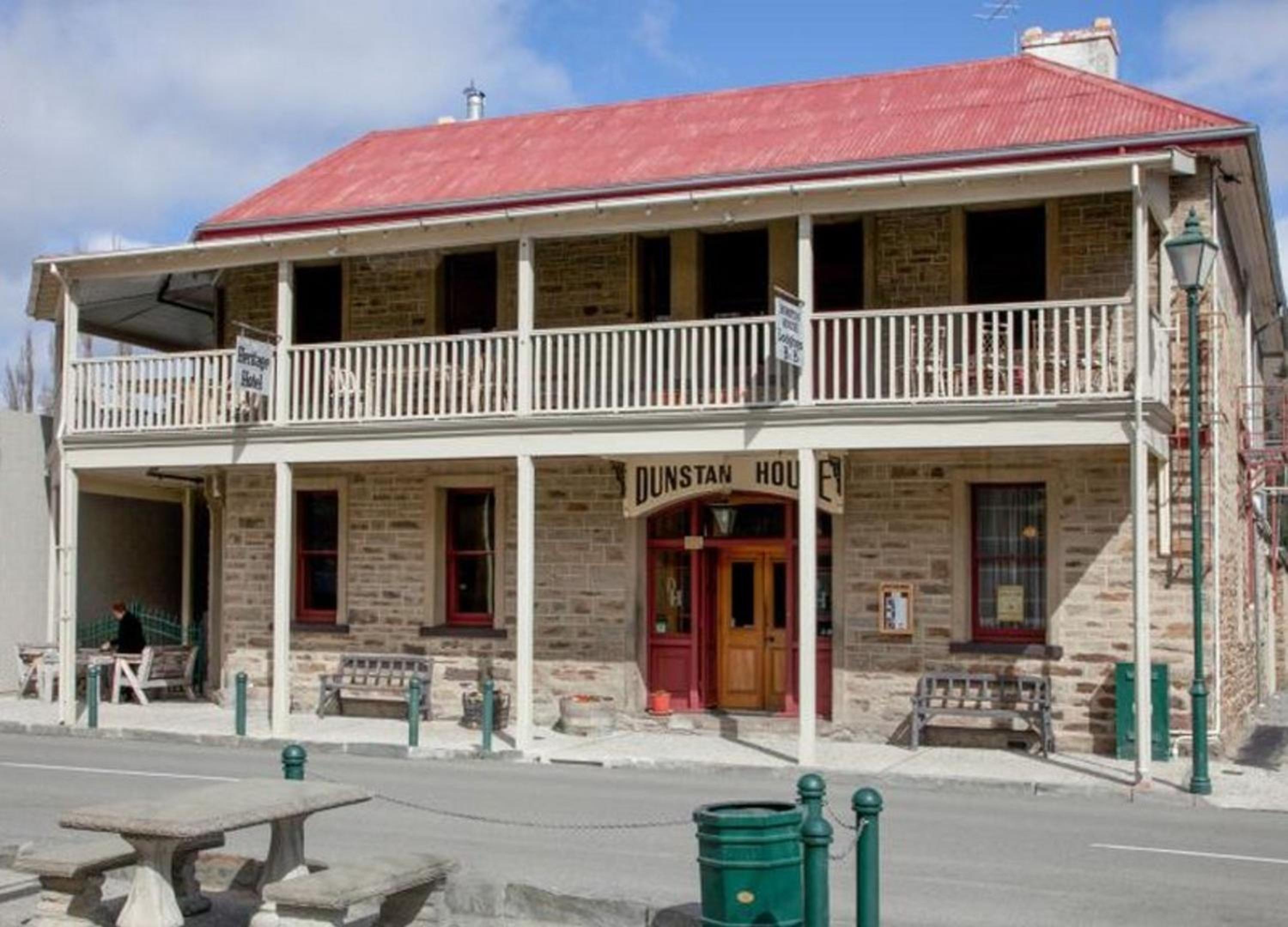 Hotel Dunstan House - Image 1