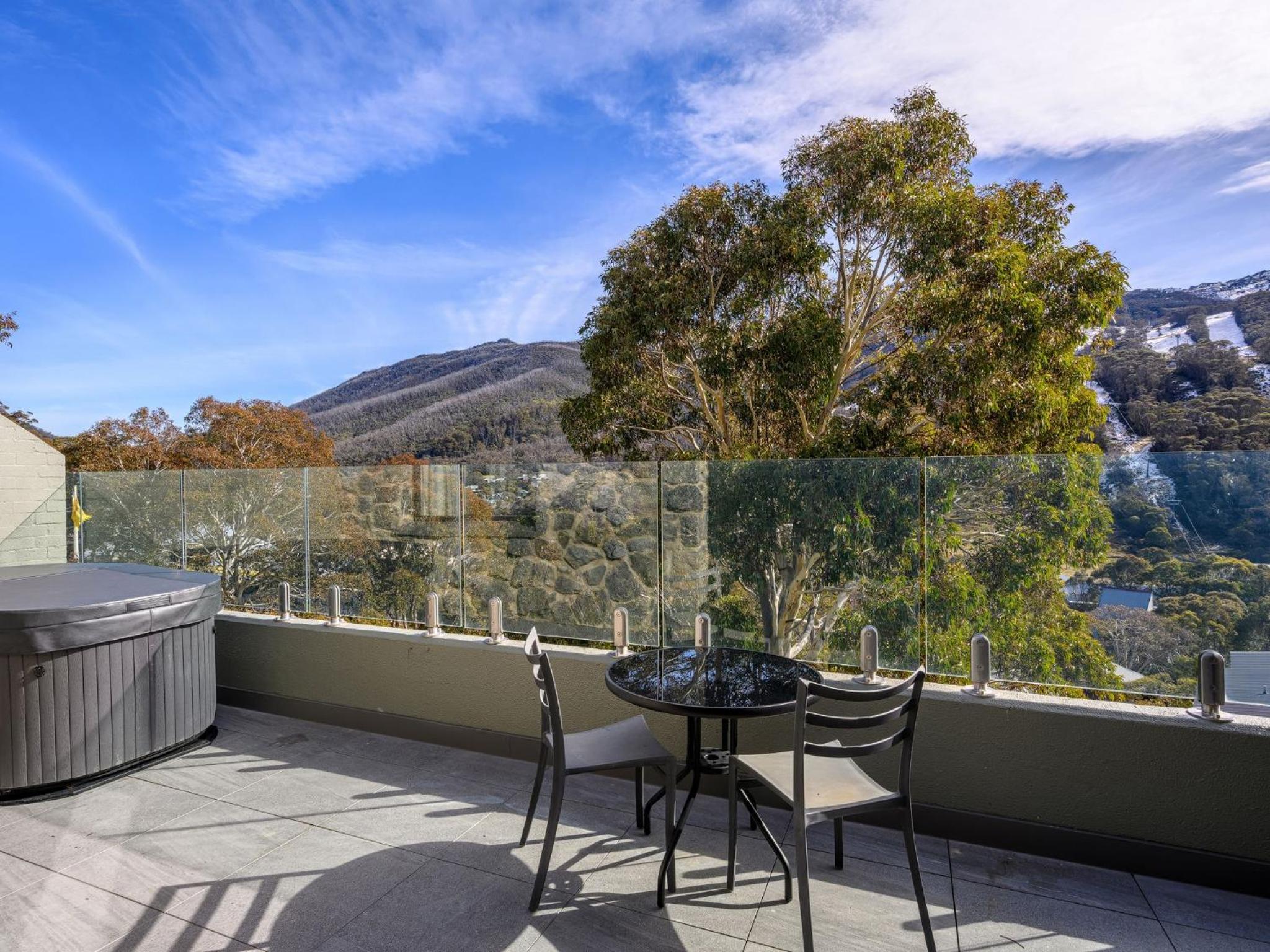 Hotel Lantern 1 Bedroom Deluxe with hot tub and car park - Image 1