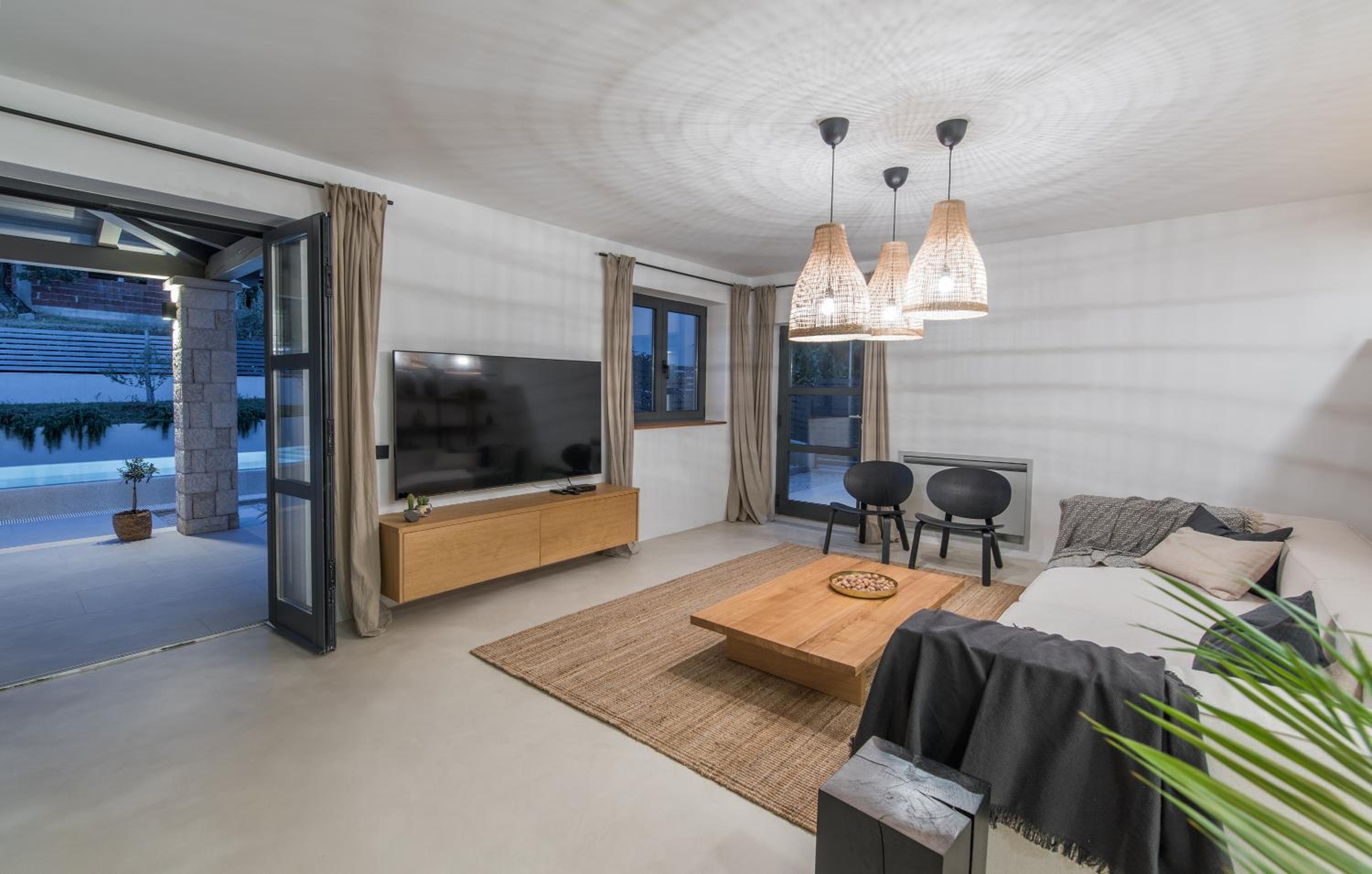 Stunning 3 Bedroom Villa with pool view 4