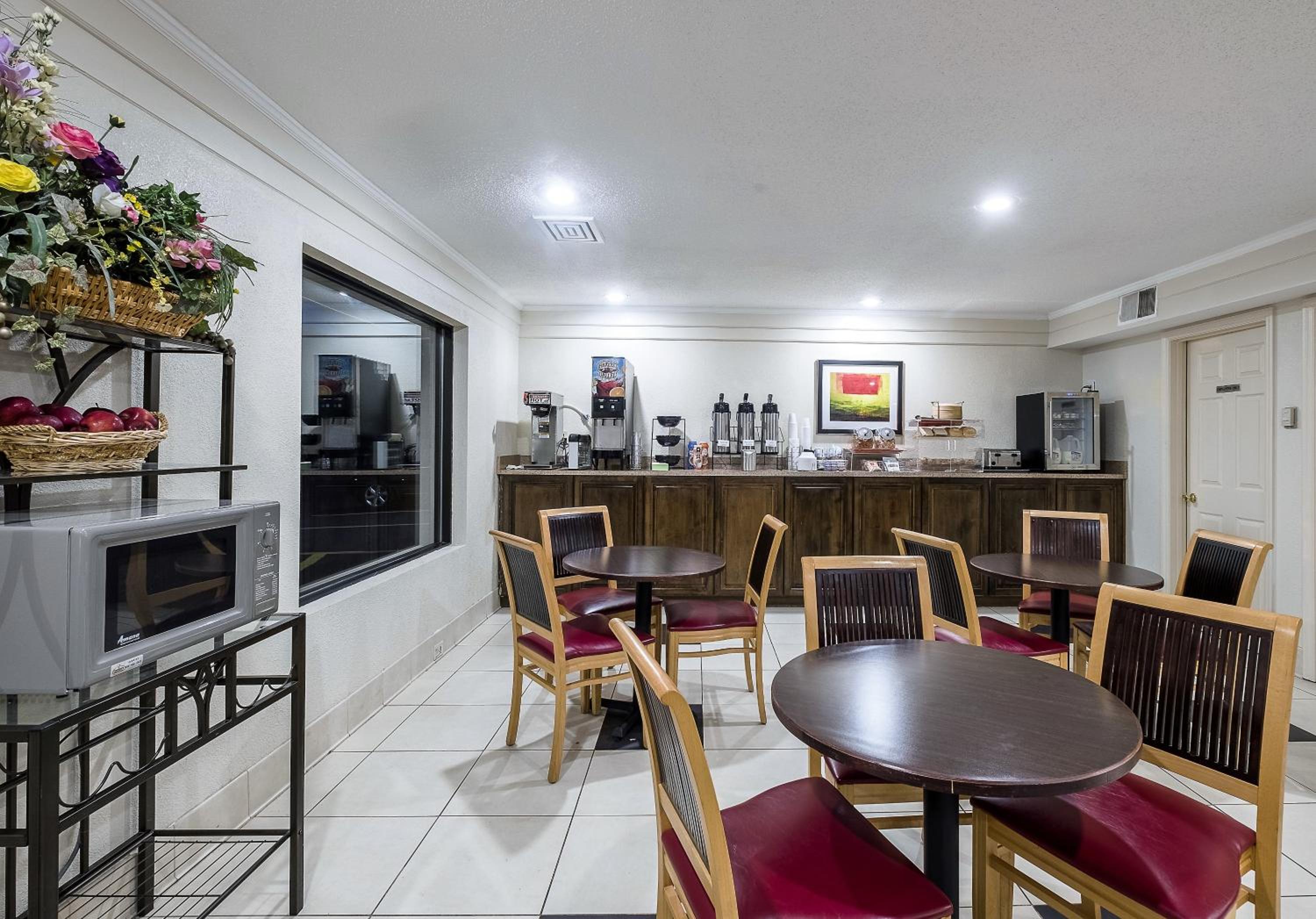 Bloomington Vacations - Red Roof Inn Bloomington - Normal/University - Property Image 17