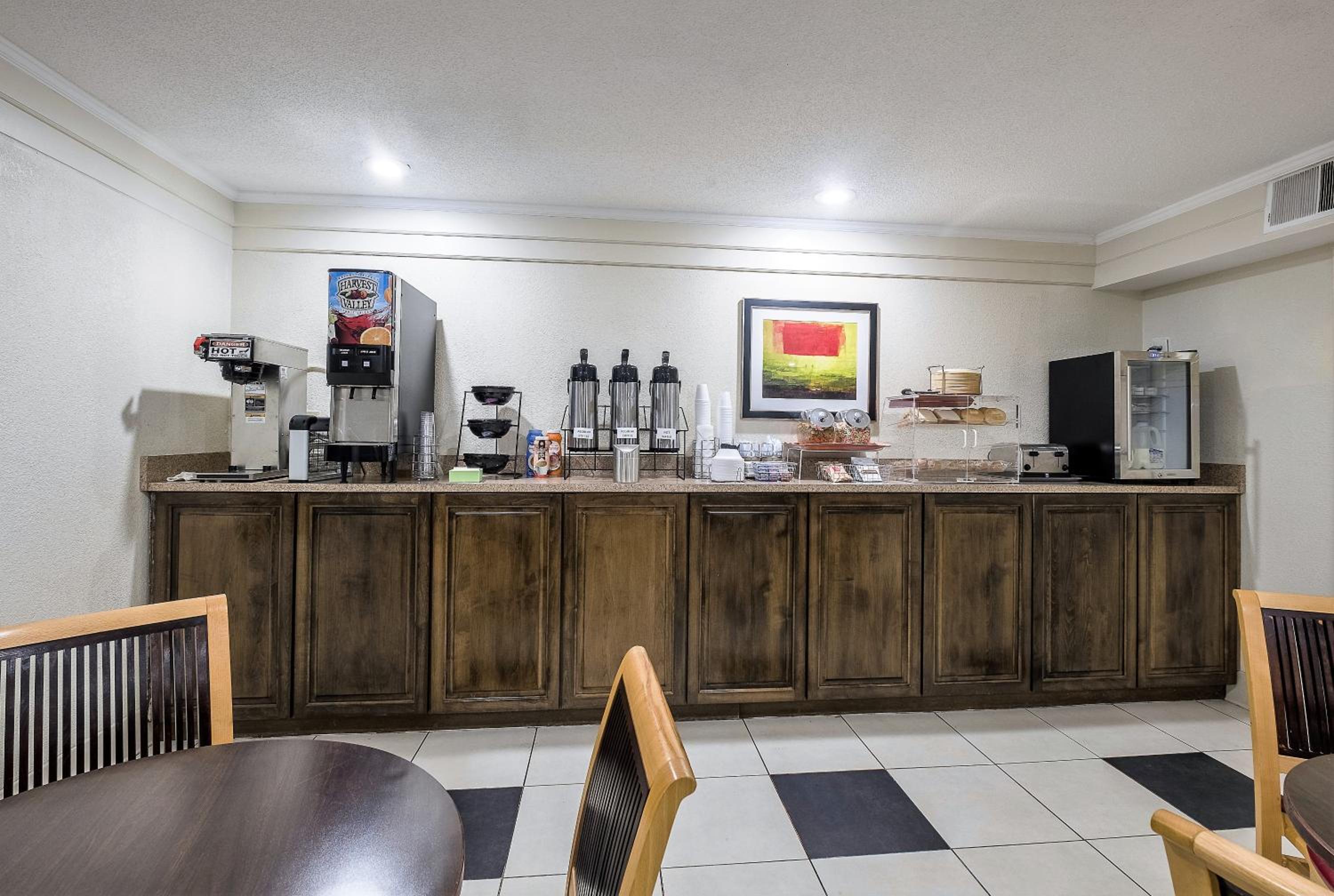 Bloomington Vacations - Red Roof Inn Bloomington - Normal/University - Property Image 18