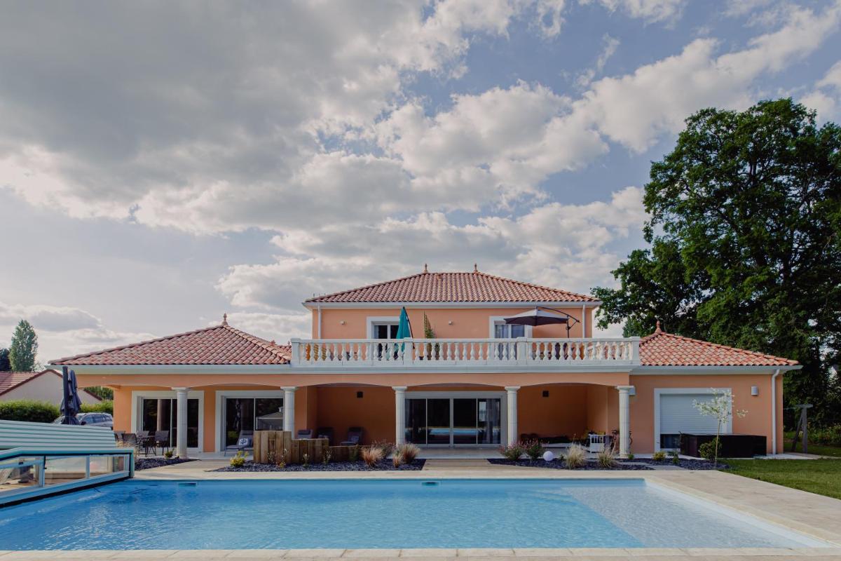 VILLA DES CHENES view 2
