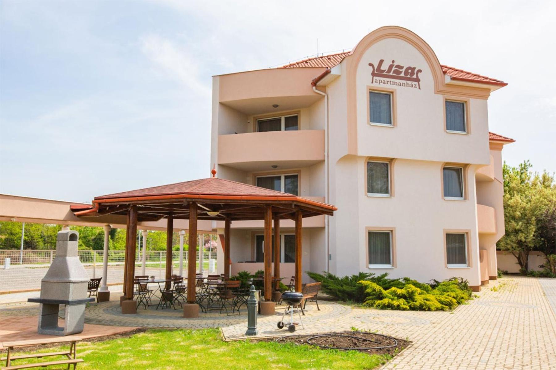 Hotel Liza Apartmanok - Image 1