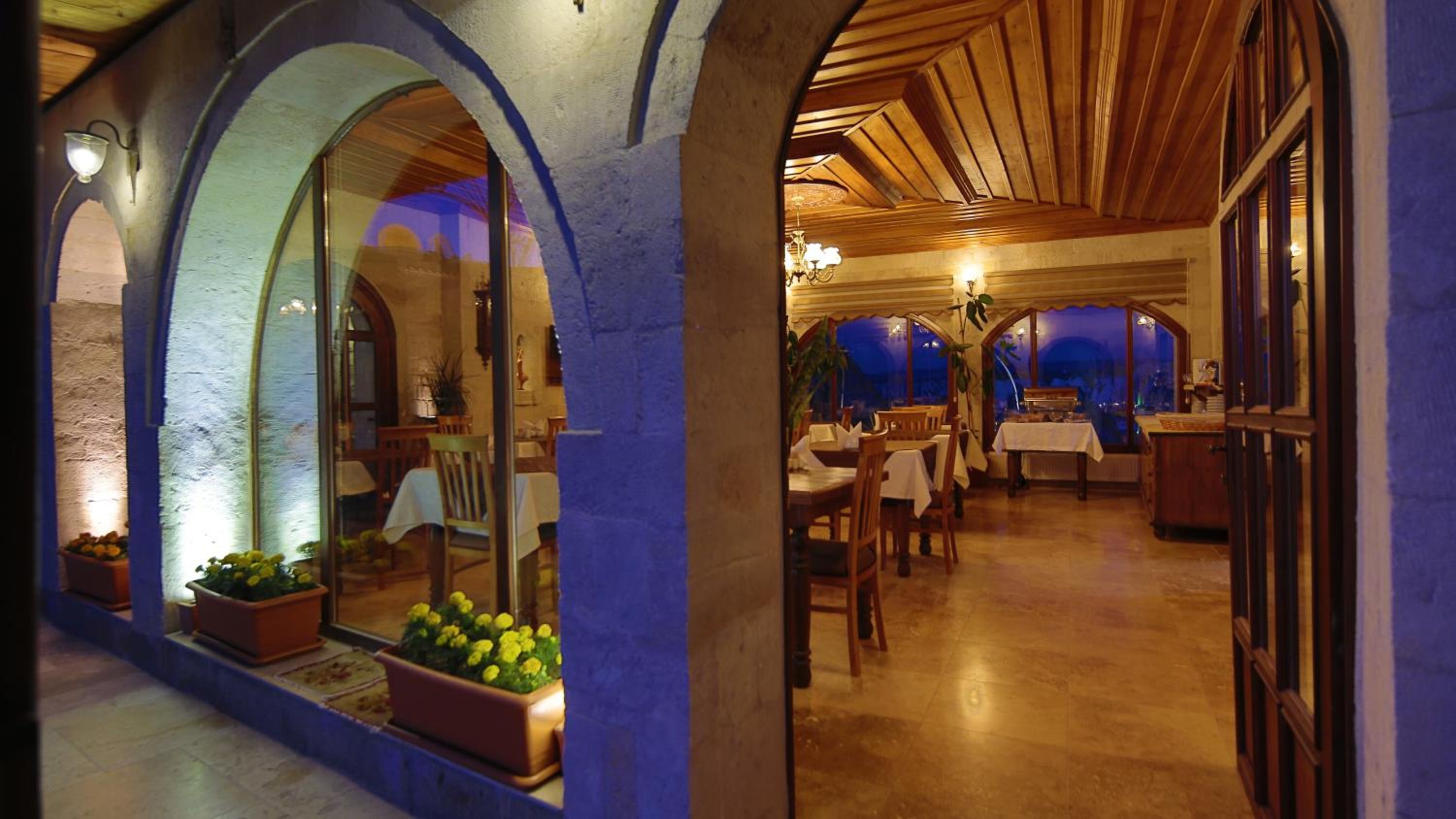 Harman Cave Hotel - Image 10