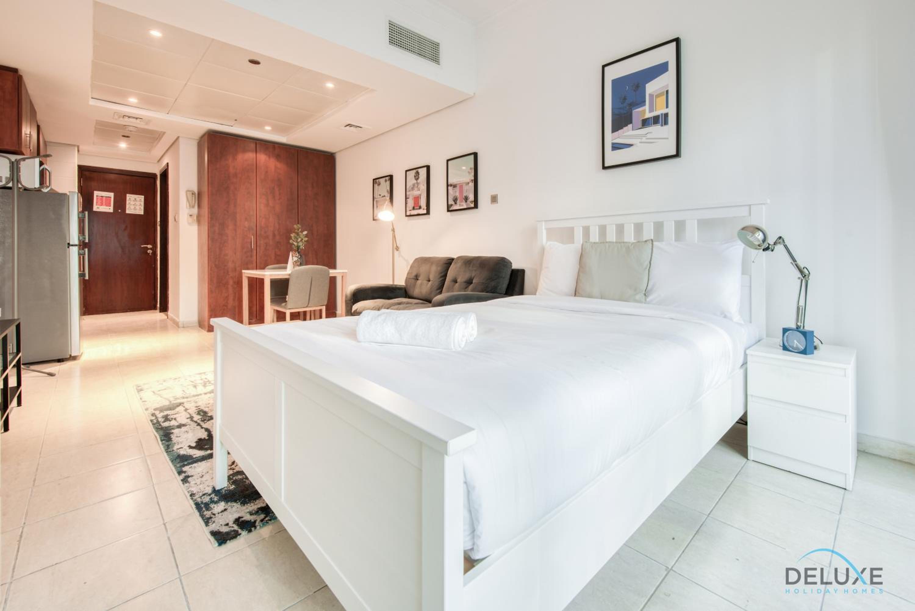 Calm Studio at Lake View Tower JLT by Deluxe Holiday Homes