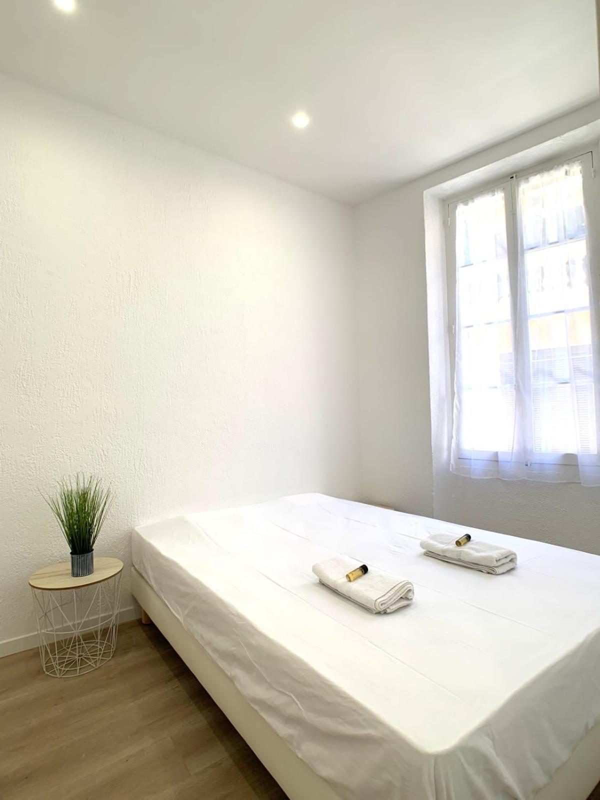 Renovated apartment AC - wifi - 2-4pers - Center Antibes rue James Close view 2