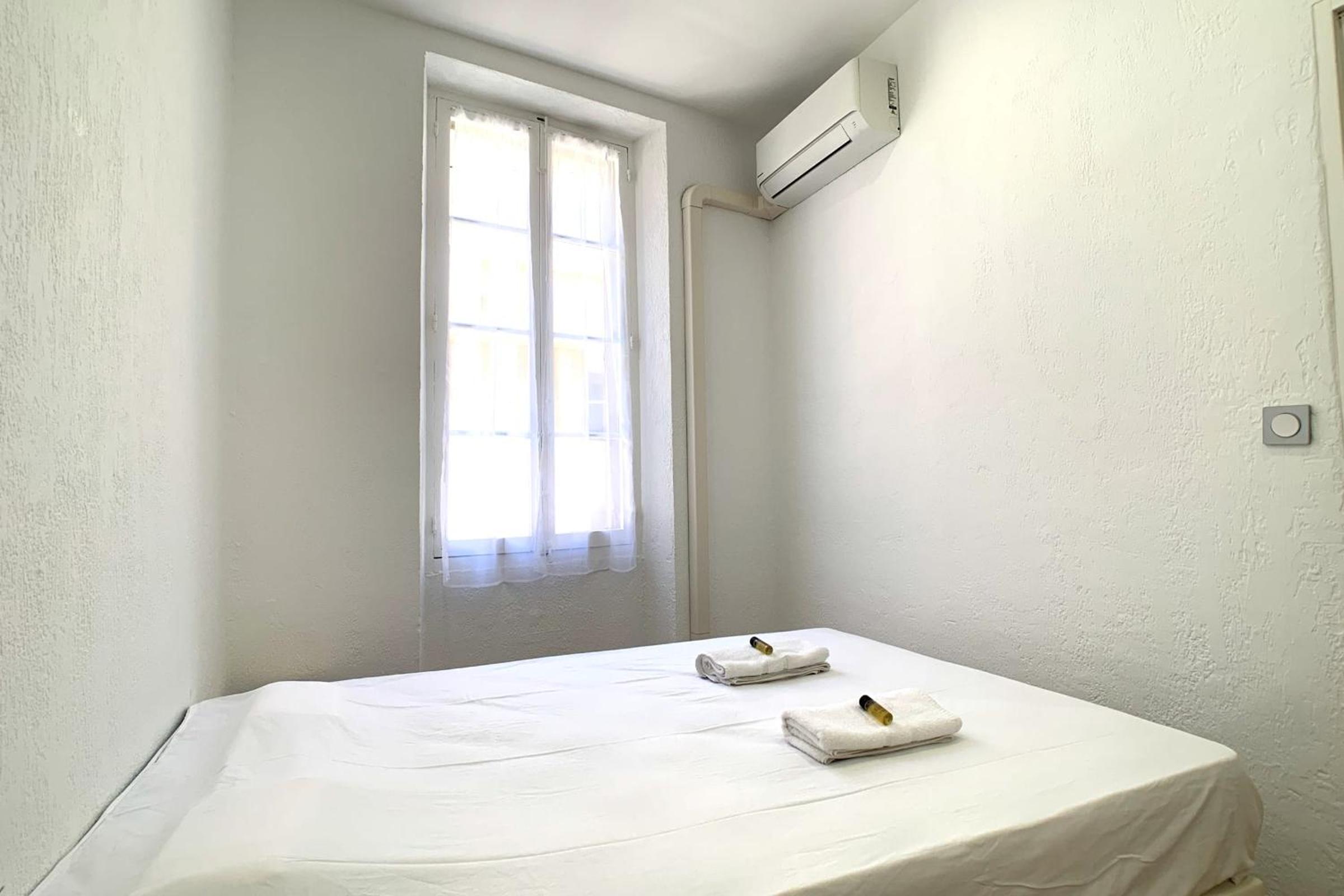 Renovated apartment AC - wifi - 2-4pers - Center Antibes rue James Close view 3