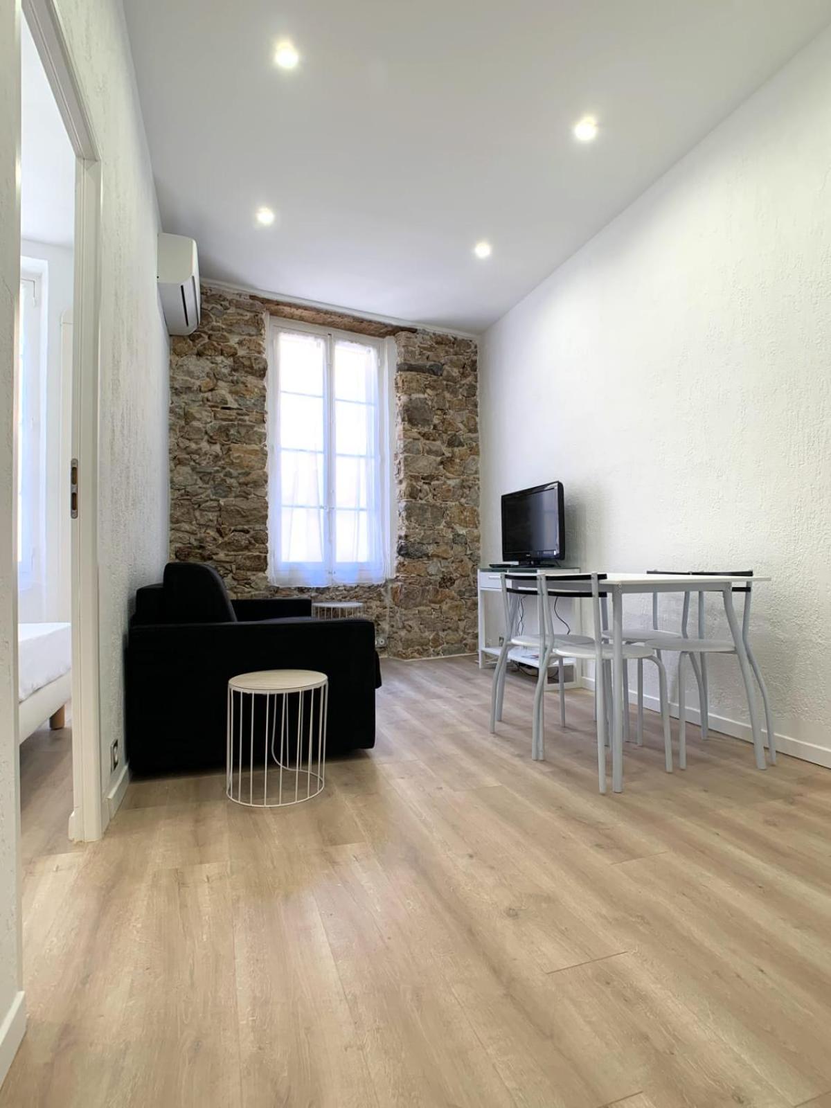 Renovated apartment AC - wifi - 2-4pers - Center Antibes rue James Close view 5