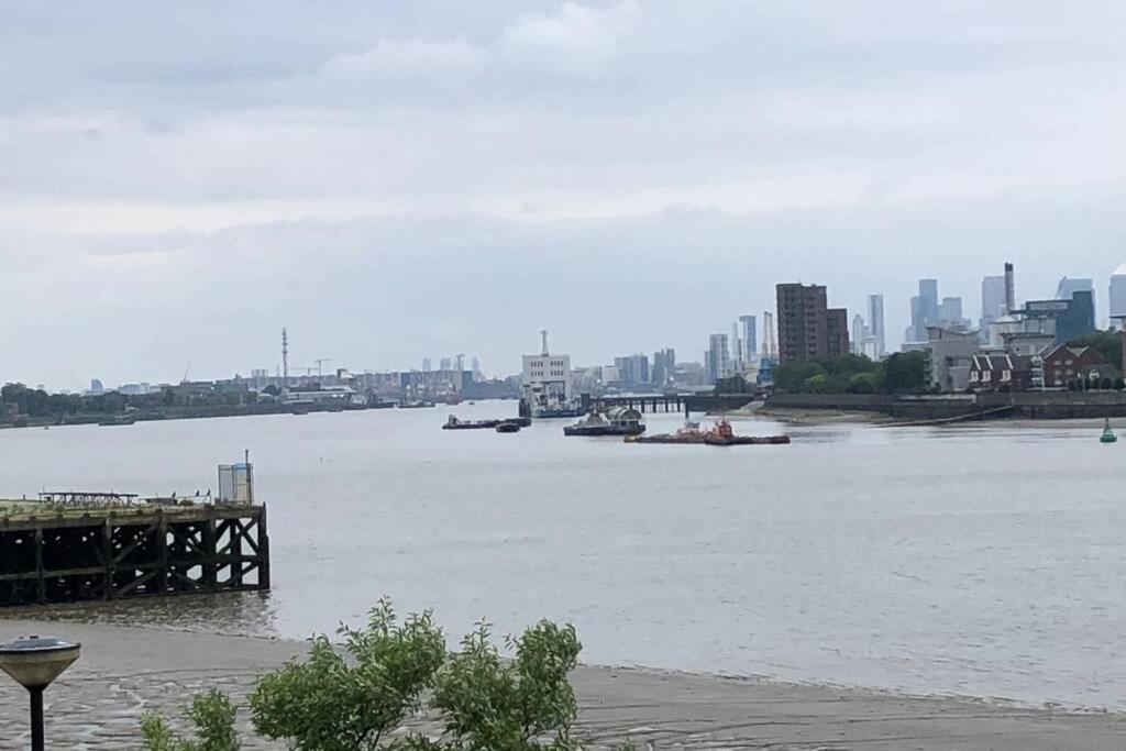 Thames View & free parking - perfect long stay workers only