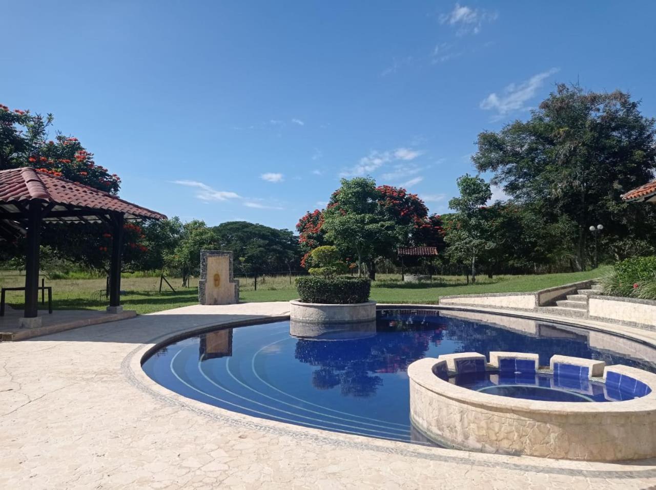 CASA CAMPESTRE LA CAMPIÑA LA VICTORIA Valle del Cauca ESPACIO COMPLETO