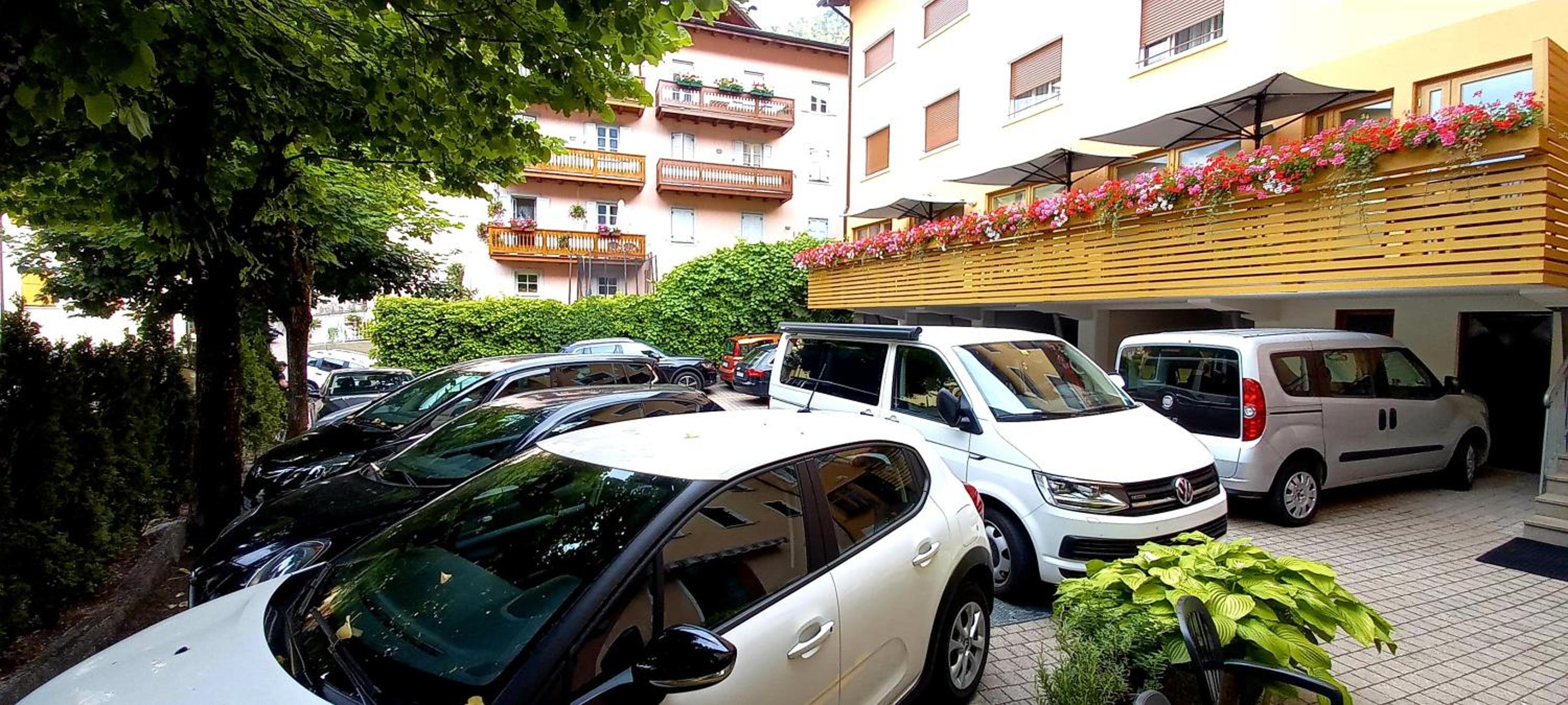 Hotel Paganella en Molveno — parking