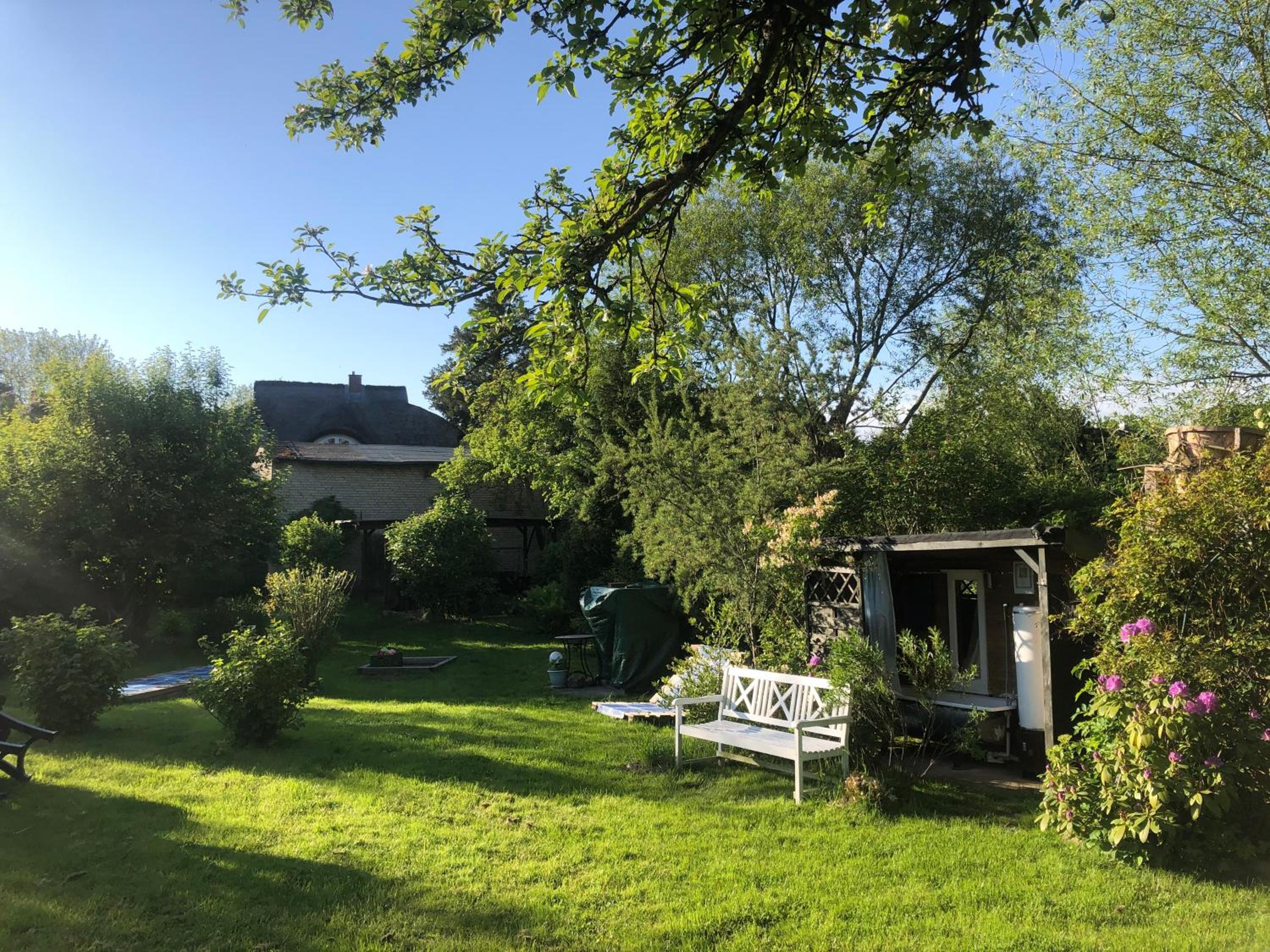 Alte Kate mit Bau-& Zirkuswagen im Gartenidyll in Putbus OT Kasnevitz