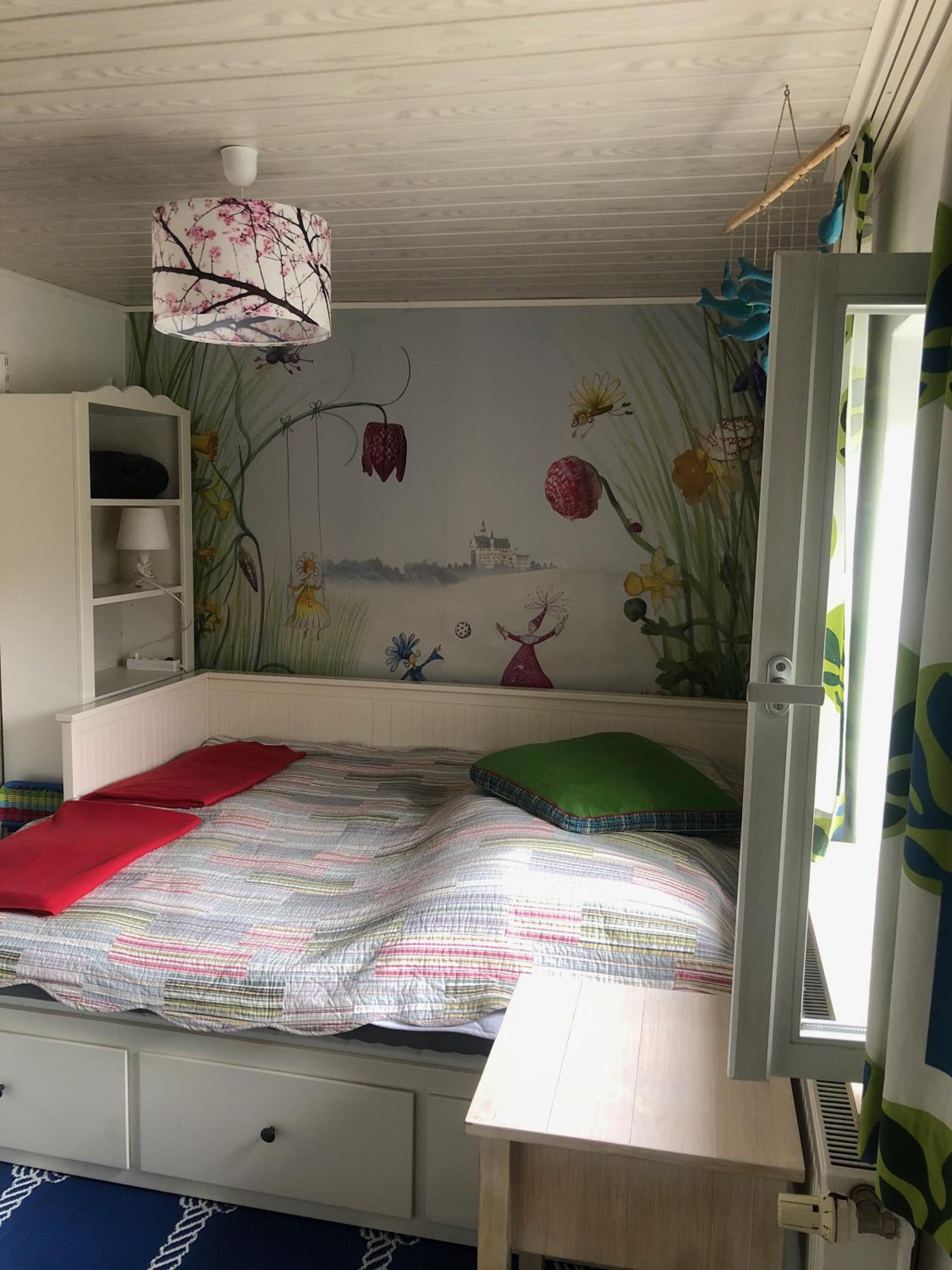 Alte Kate mit Bau-& Zirkuswagen im Gartenidyll in Putbus OT Kasnevitz