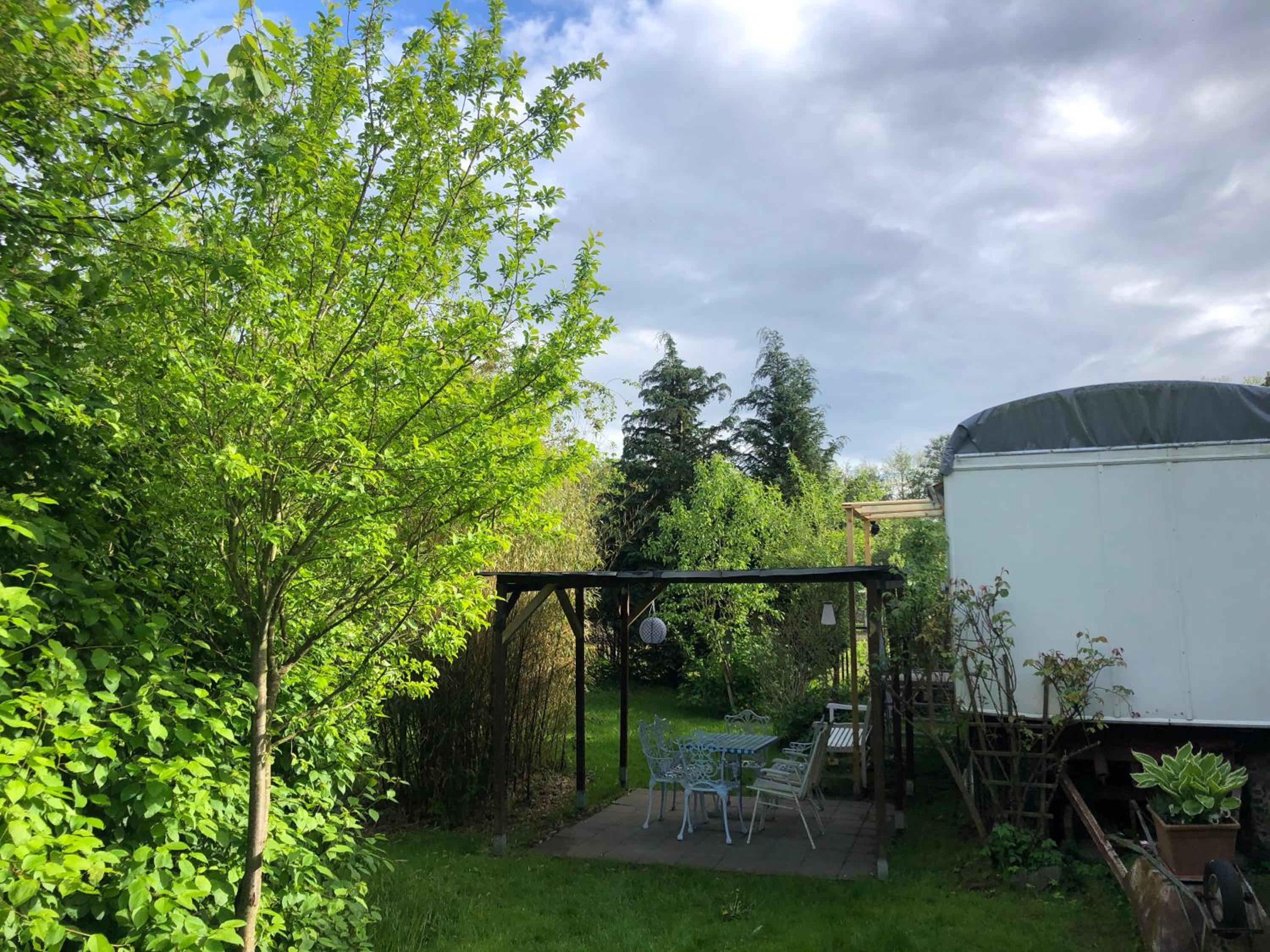 Alte Kate mit Bau-& Zirkuswagen im Gartenidyll in Putbus OT Kasnevitz