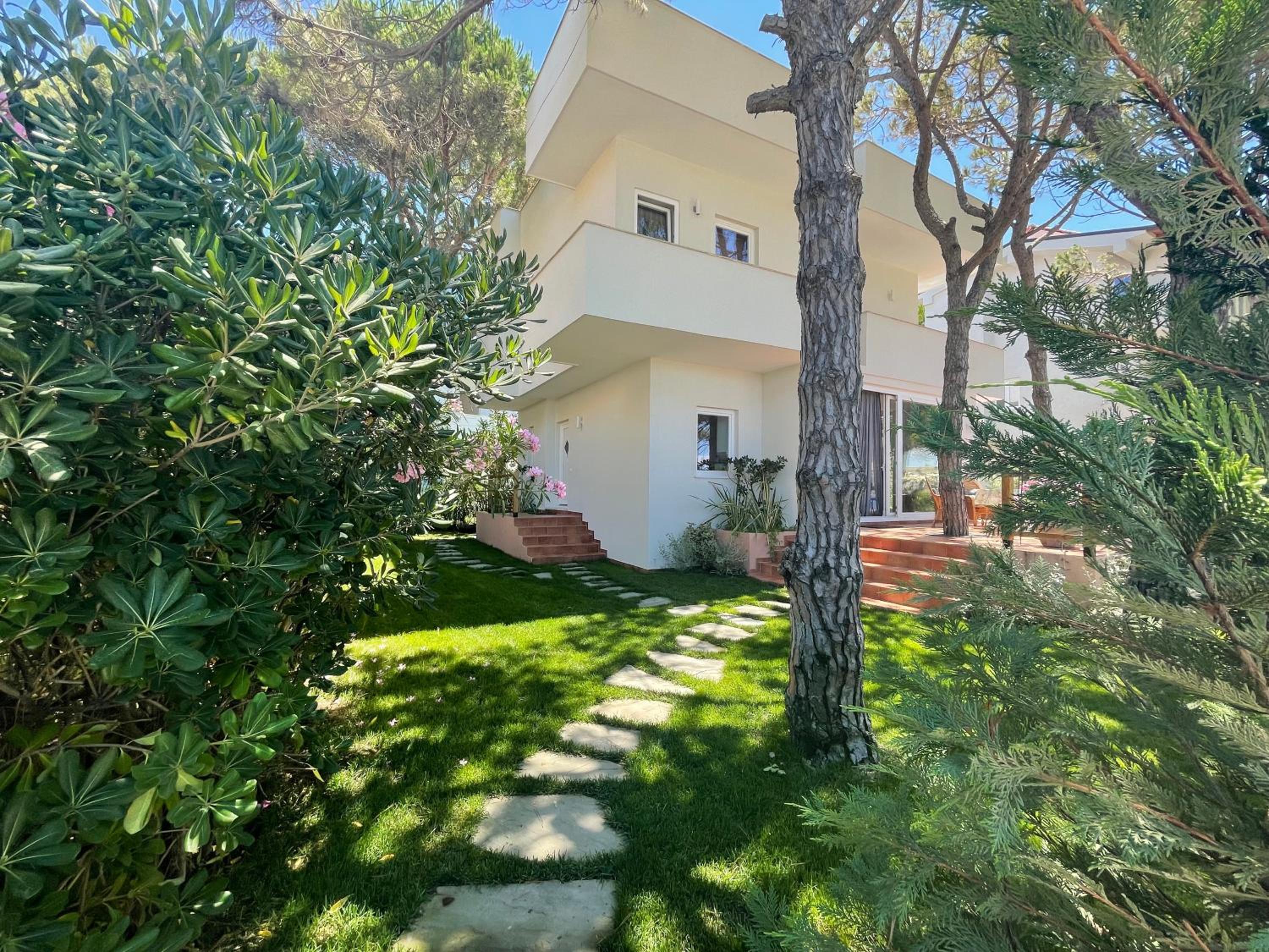 Beachfront villa in Qerret beach with a private pool