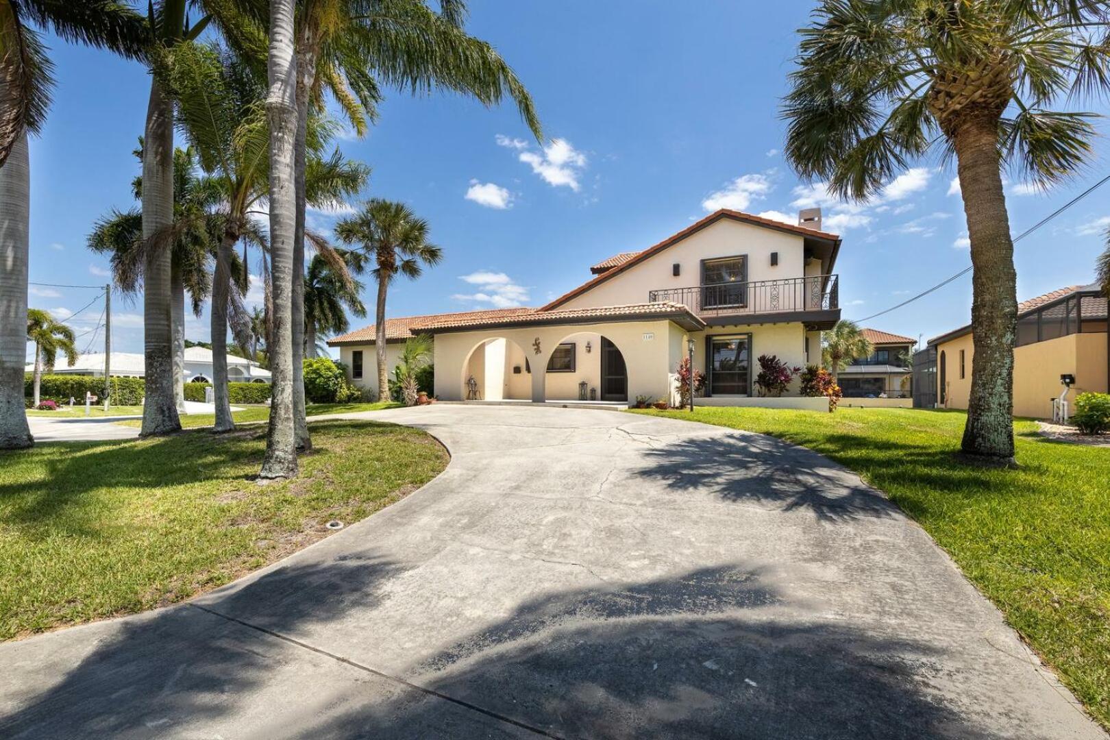 WALK TO BEACH - Waterfront - Gulf Access - Pool - 4 Kings - Bikes