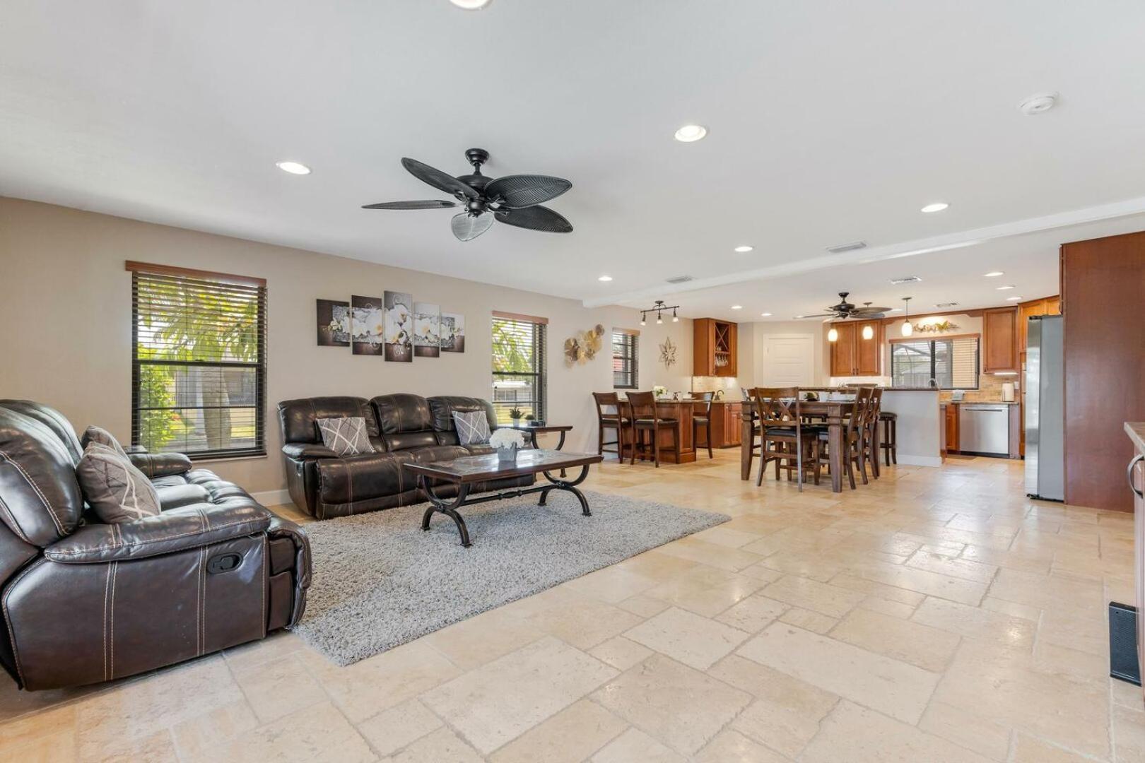 WALK TO BEACH - Waterfront - Gulf Access - Pool - 4 Kings - Bikes