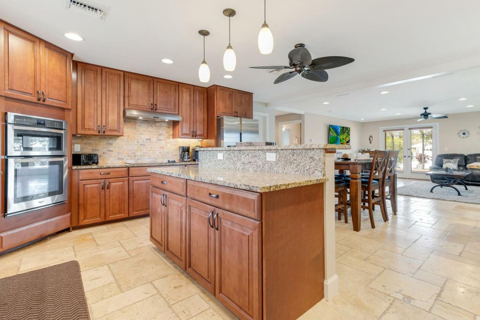 WALK TO BEACH - Waterfront - Gulf Access - Pool - 4 Kings - Bikes