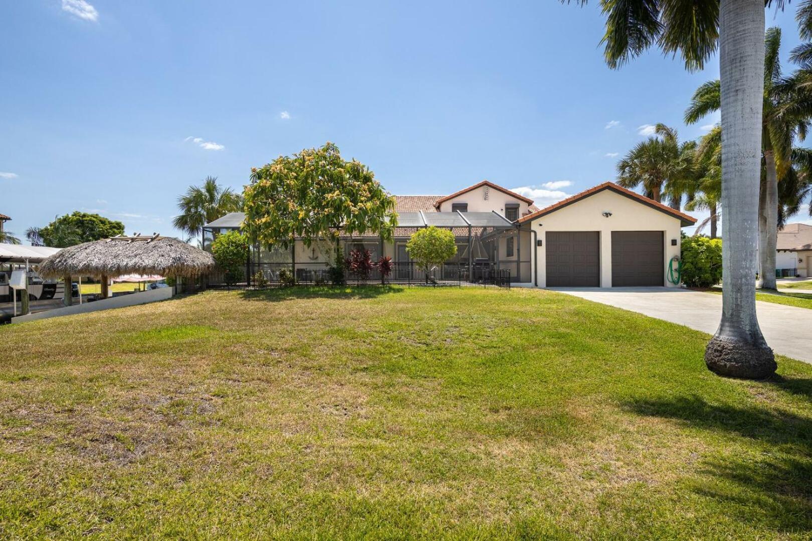 WALK TO BEACH - Waterfront - Gulf Access - Pool - 4 Kings - Bikes