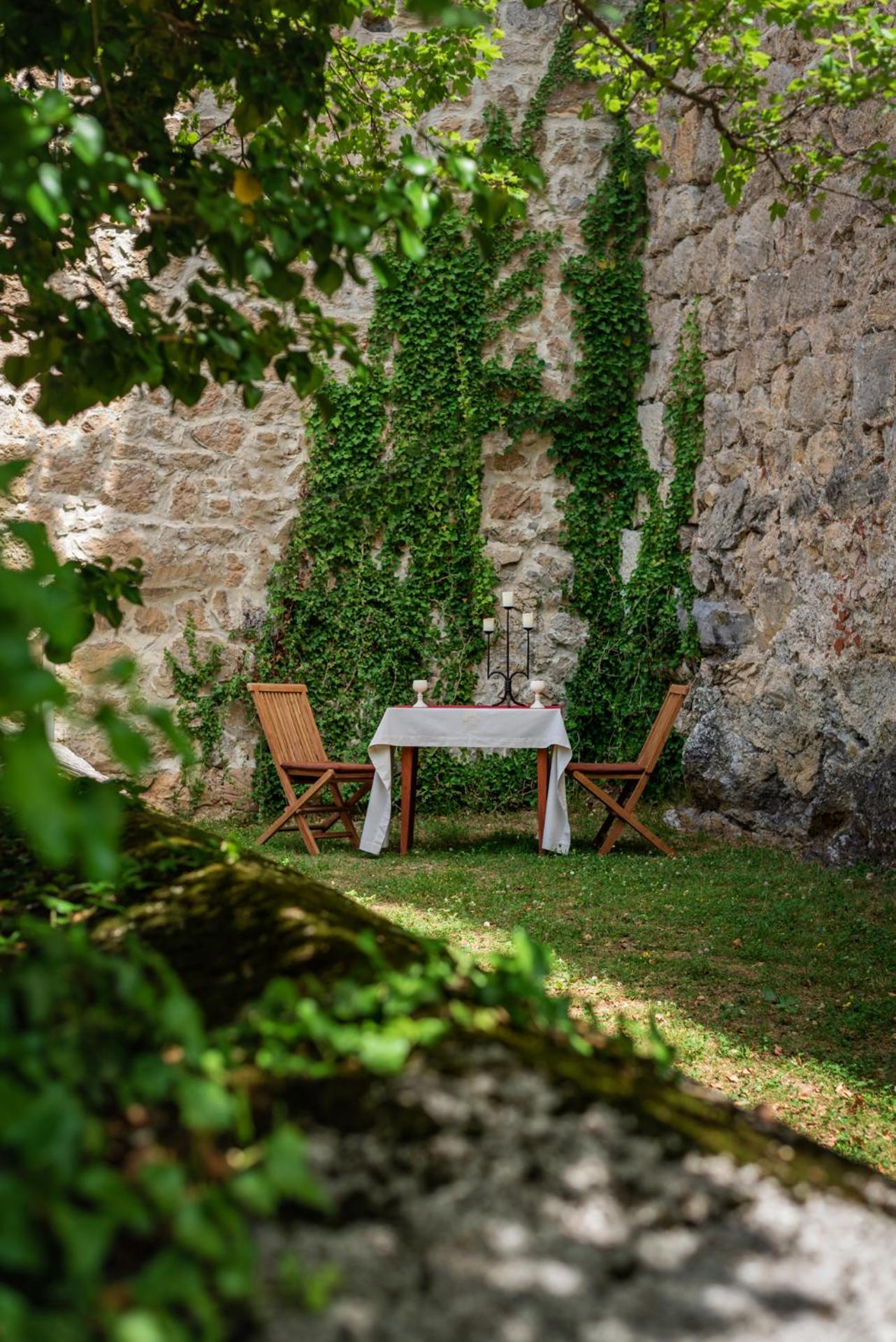 Rooms & Apartments Podsreda Castle