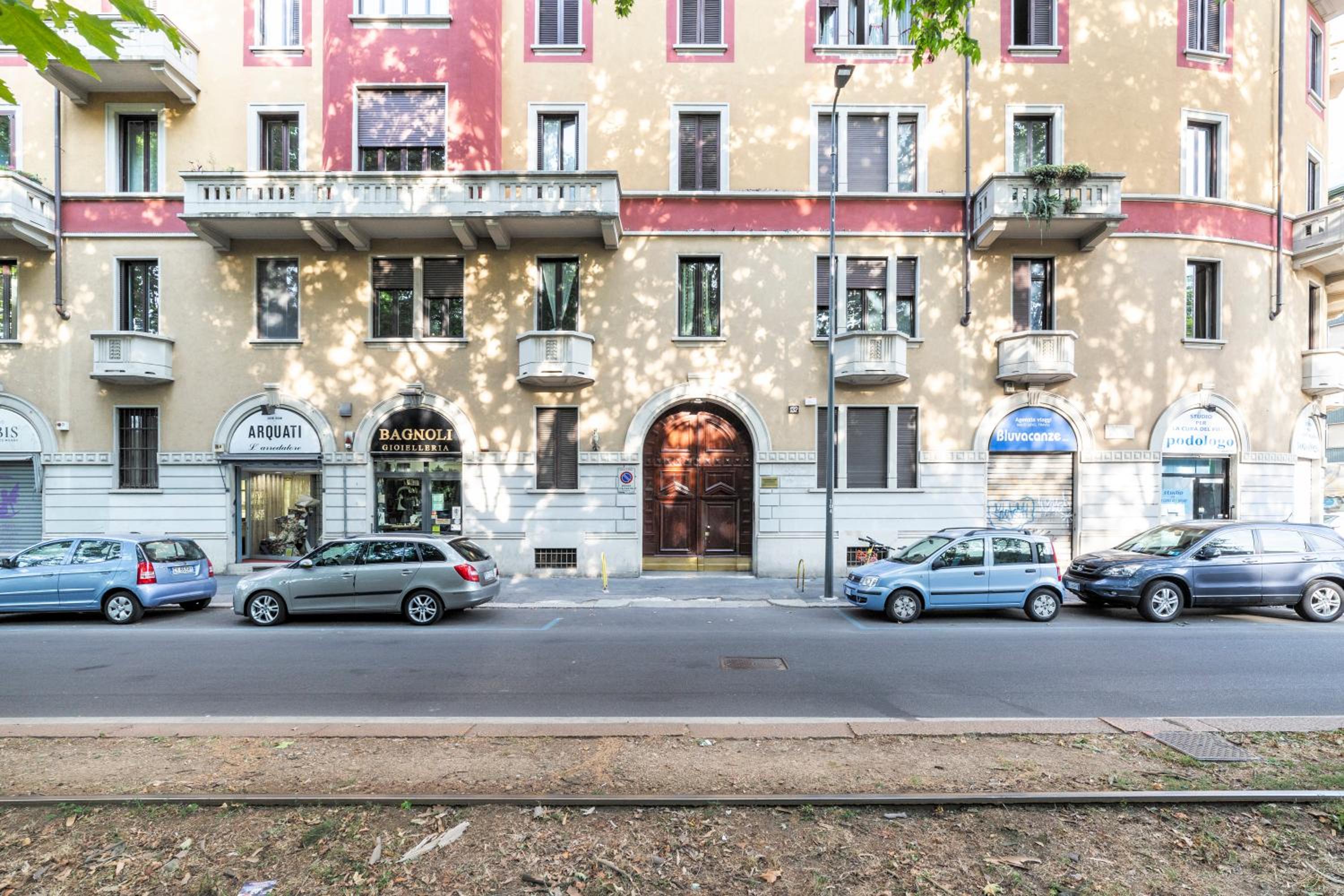 GuestHost - Isola District & Istria M5 APT!