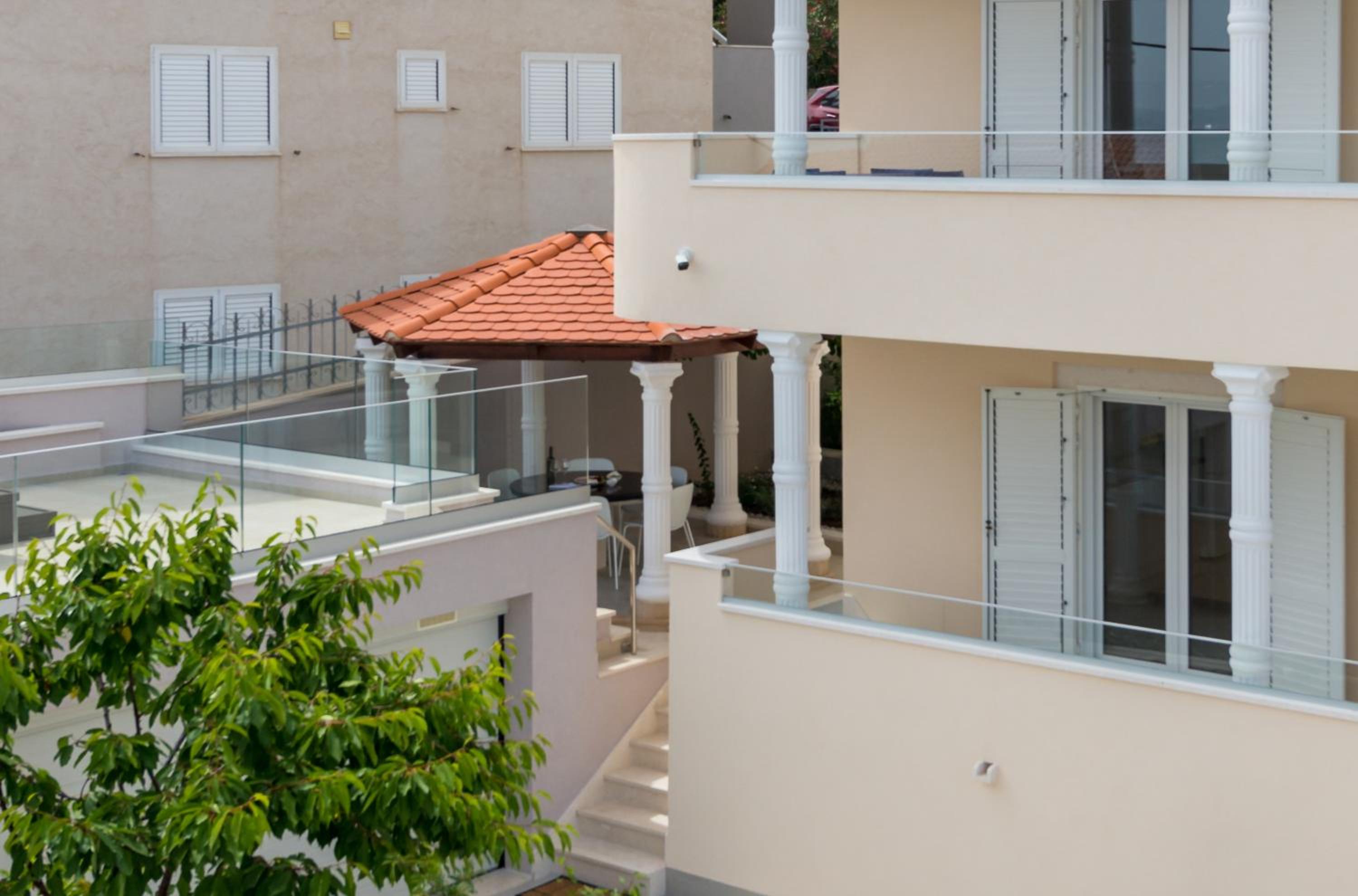 Spacious Modern Apartment Miljak - 1min to the beach view 2