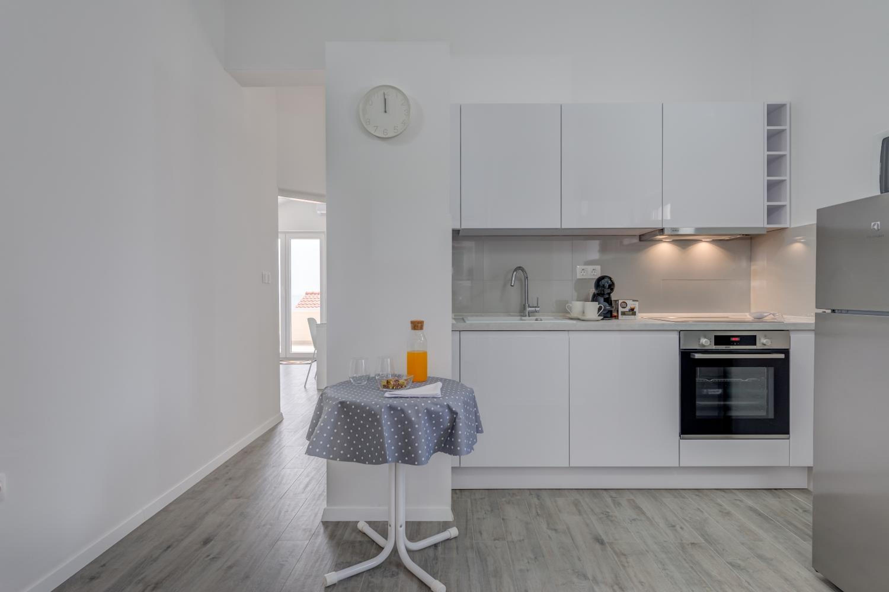 Spacious Modern Apartment Miljak - 1min to the beach view 4