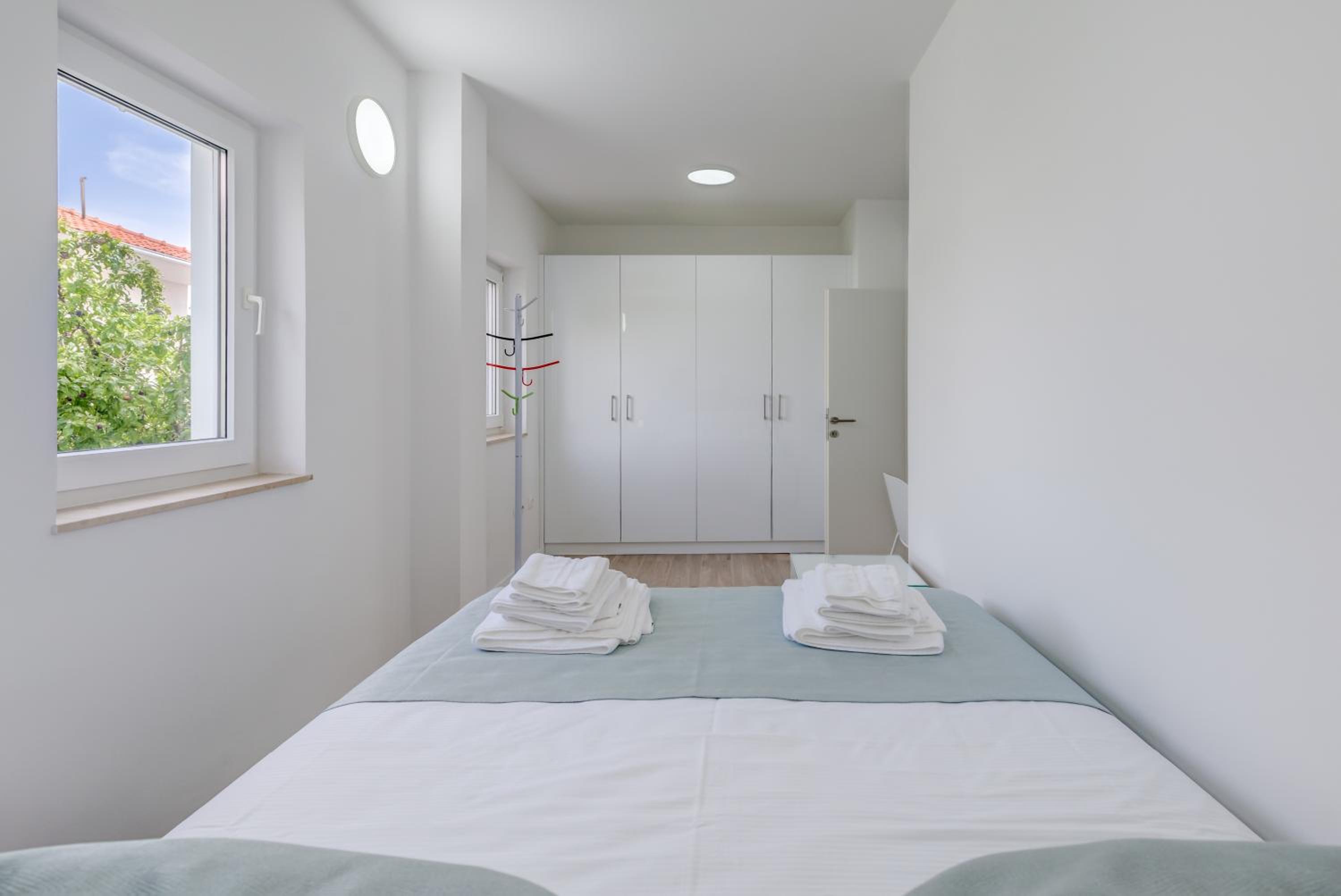 Spacious Modern Apartment Miljak - 1min to the beach view 5